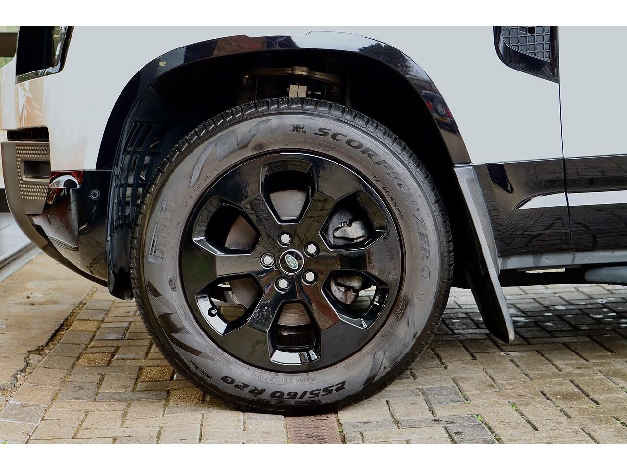 LAND ROVER DEFENDER DIESEL ESTATE 3.0 D250 X-Dynamic SE 110 5dr Auto for sale UK - Slide 9