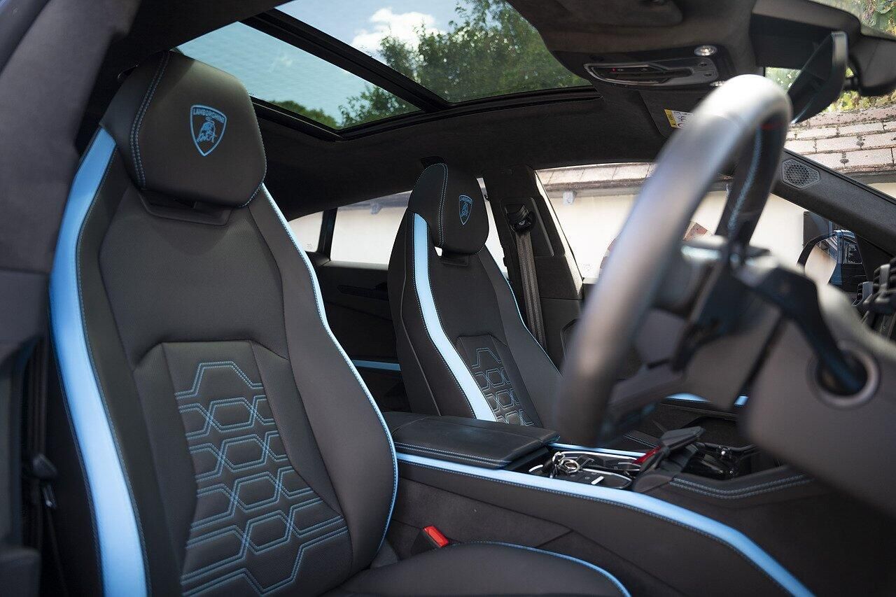 LAMBORGHINI URUS ESTATE 4.0T 25.9kWh Plug-in Hybrid FSI V8 5dr Auto for sale UK - Slide 10