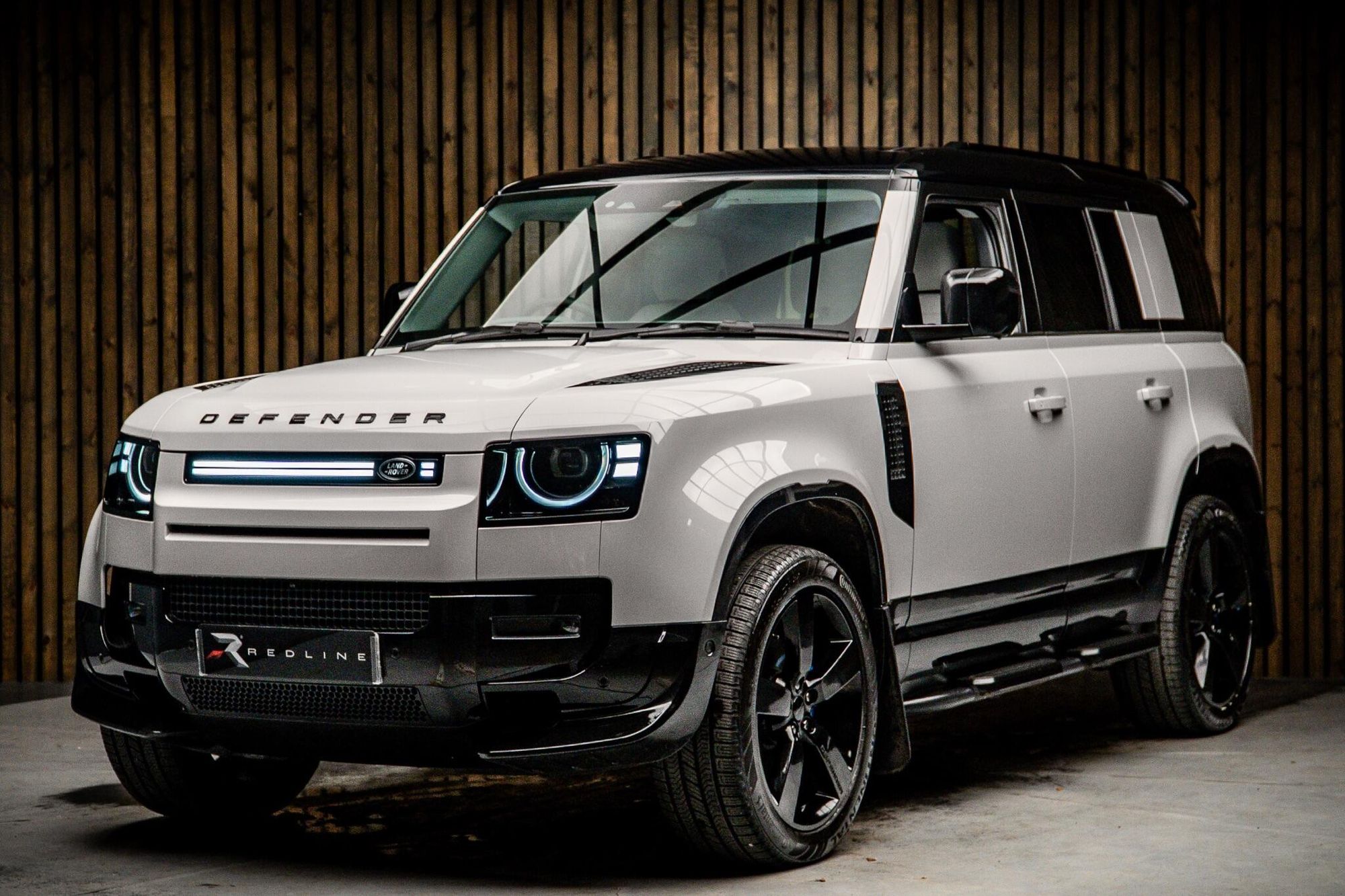 LAND ROVER DEFENDER DIESEL ESTATE 3.0 D250 X-Dynamic SE 110 5dr Auto for sale UK - Slide 8