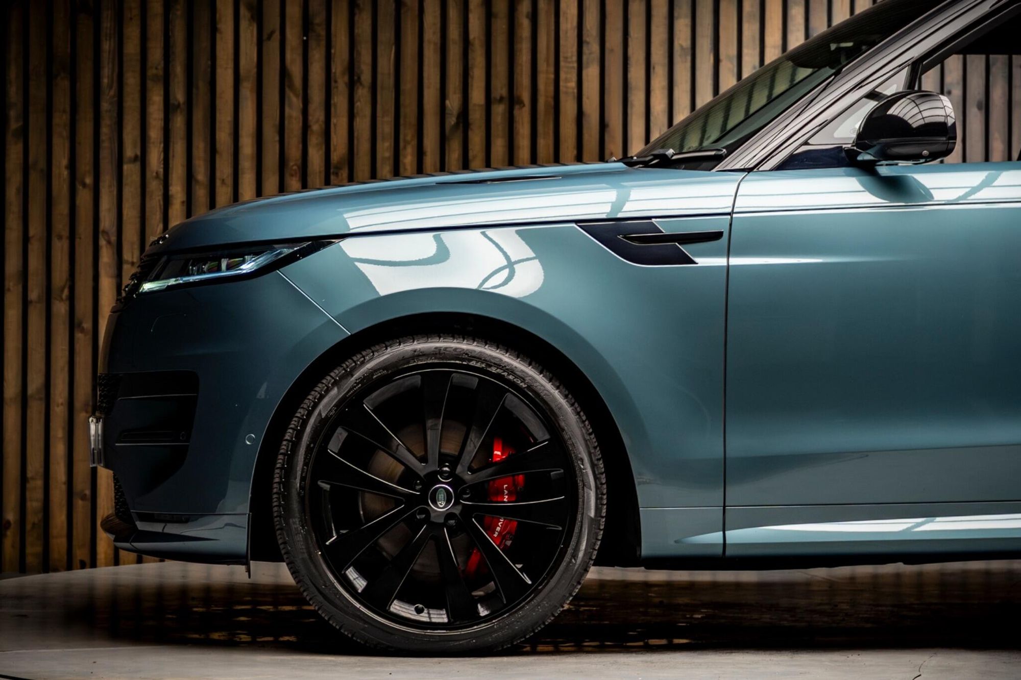 LAND ROVER RANGE ROVER SPORT DIESEL ESTATE 3.0 D300 Dynamic SE 5dr Auto for sale UK - Slide 9