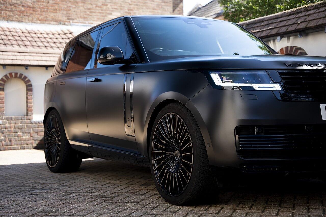 LAND ROVER RANGE ROVER ESTATE 4.4 P615 V8 SV 4dr Auto for sale UK - Slide 4