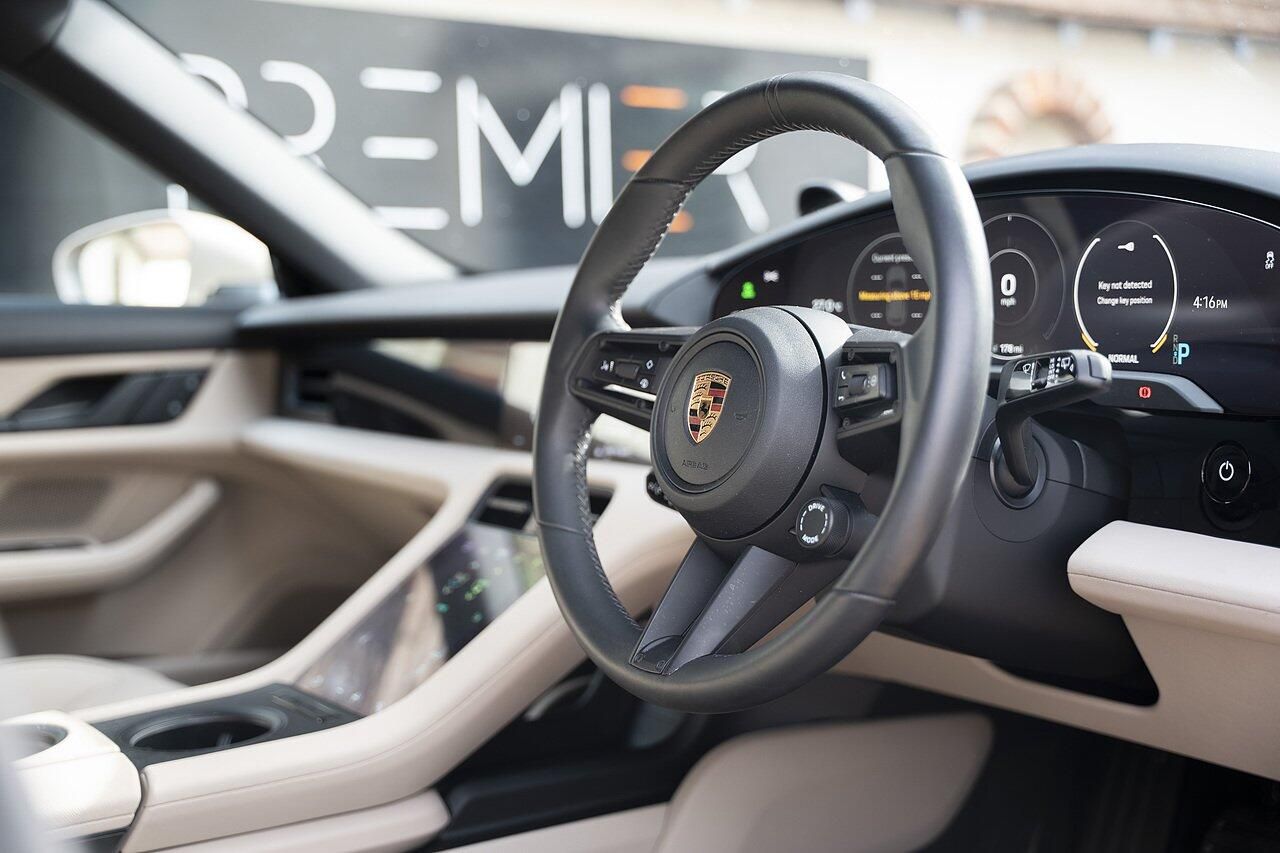 PORSCHE TAYCAN SPORT TURISMO 300kW 79kWh 5dr RWD Auto for sale UK - Slide 8