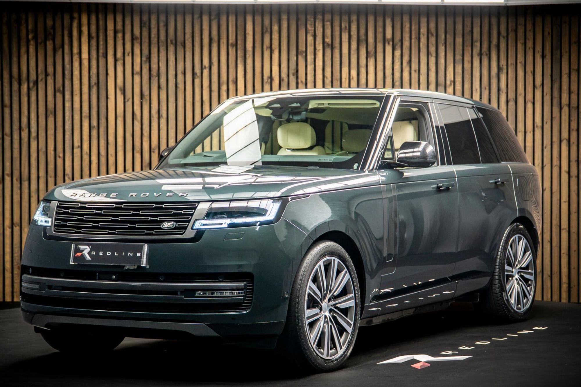 LAND ROVER RANGE ROVER ESTATE 3.0 P550e Autobiography 4dr Auto for sale UK - Slide 8