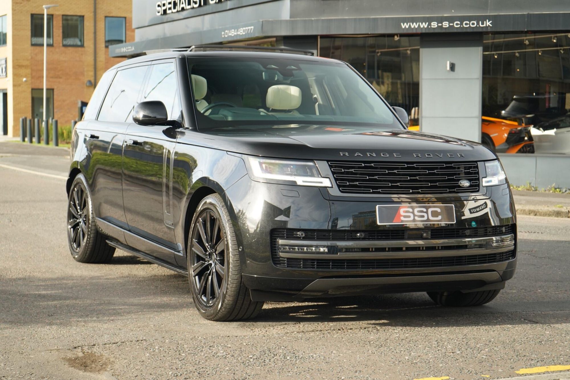 LAND ROVER RANGE ROVER ESTATE 3.0 P460e Autobiography LWB 4dr Auto for sale UK - Slide 4