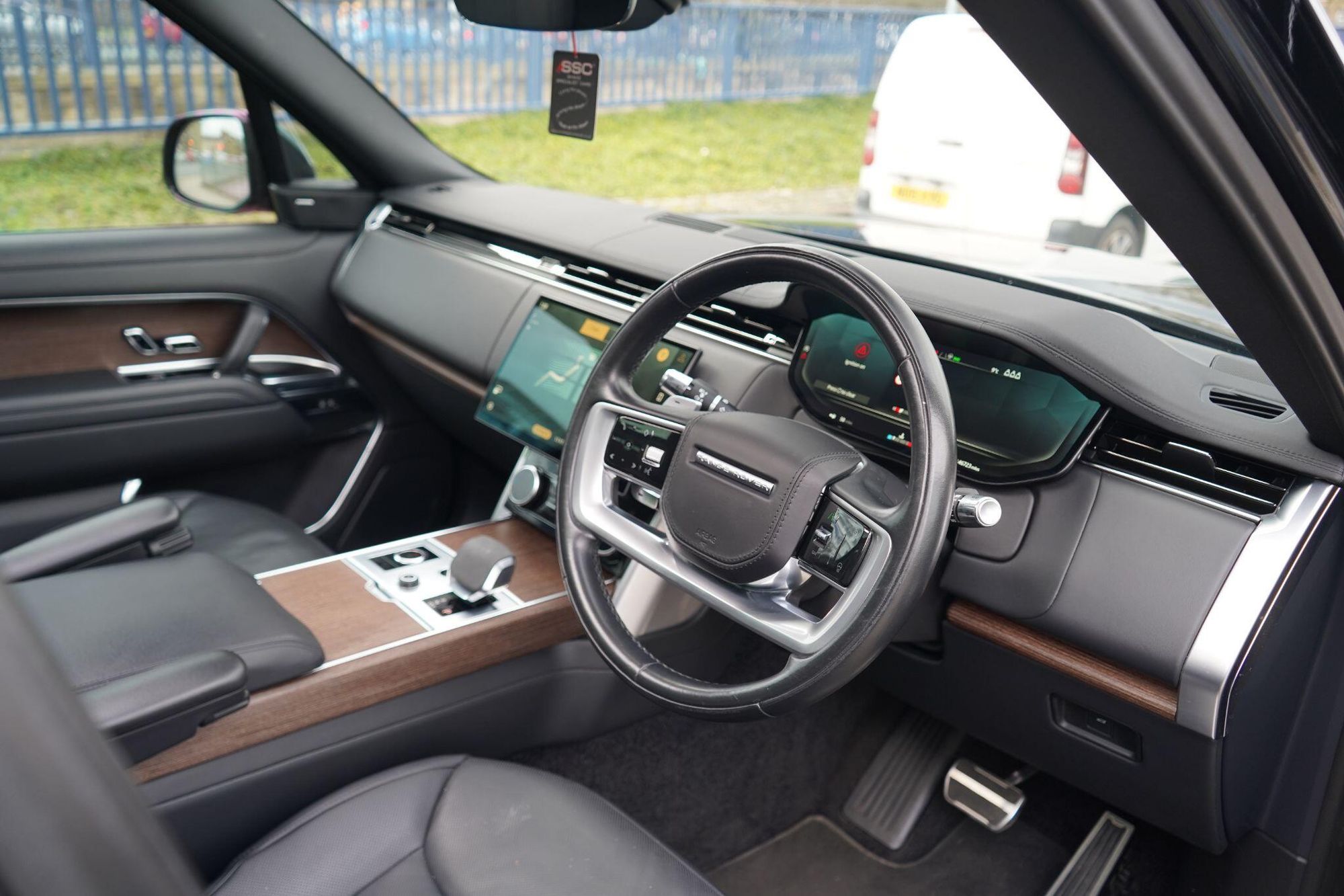 LAND ROVER RANGE ROVER DIESEL ESTATE 3.0 D300 SE 4dr Auto for sale UK - Slide 5