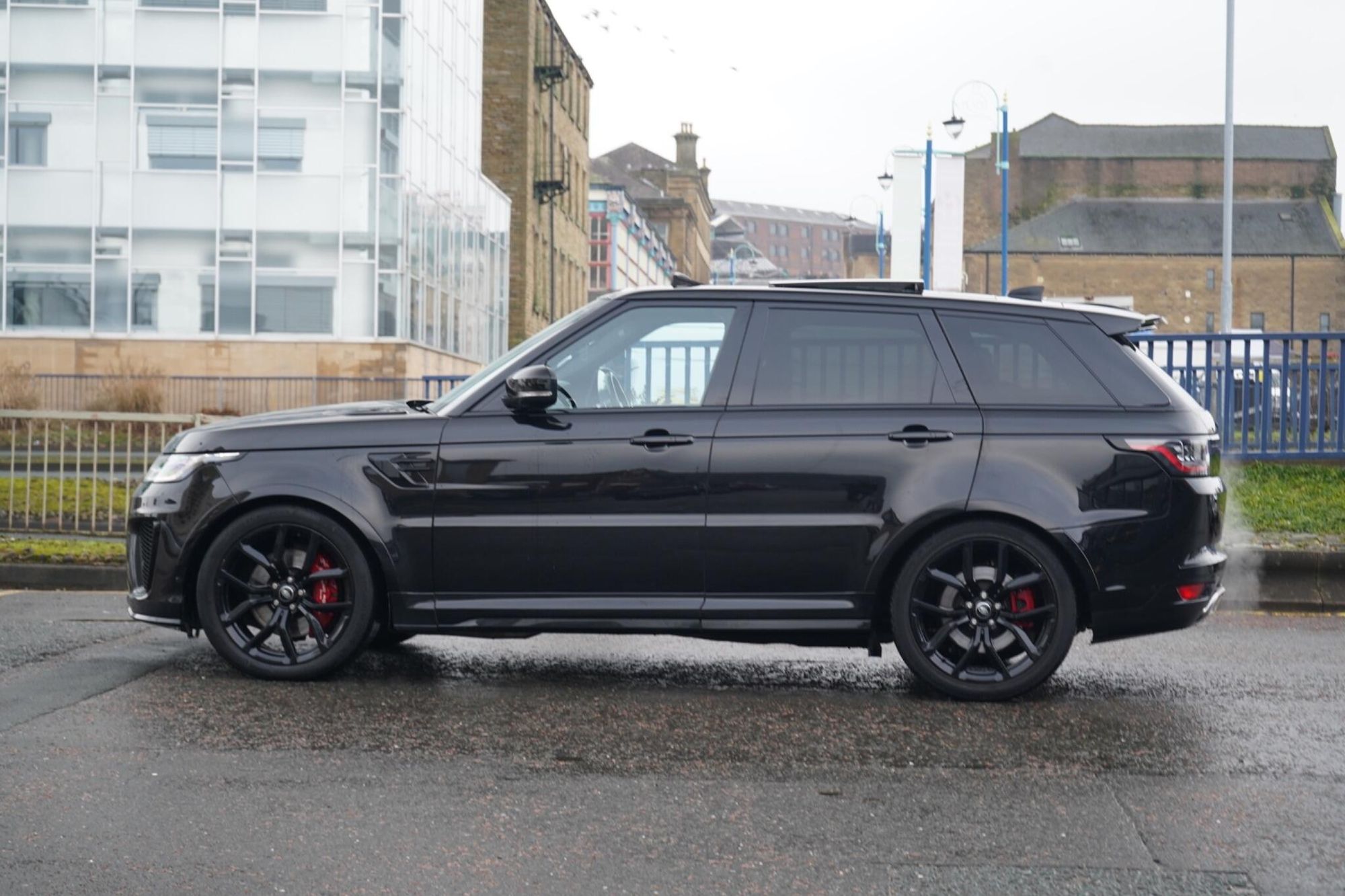 LAND ROVER RANGE ROVER SPORT ESTATE 5.0 P575 S/C SVR 5dr Auto for sale UK - Slide 7
