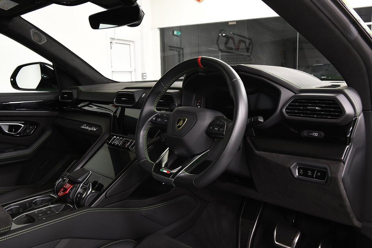 LAMBORGHINI URUS ESTATE 4.0T FSI V8 S 5dr Auto for sale UK - Slide 4