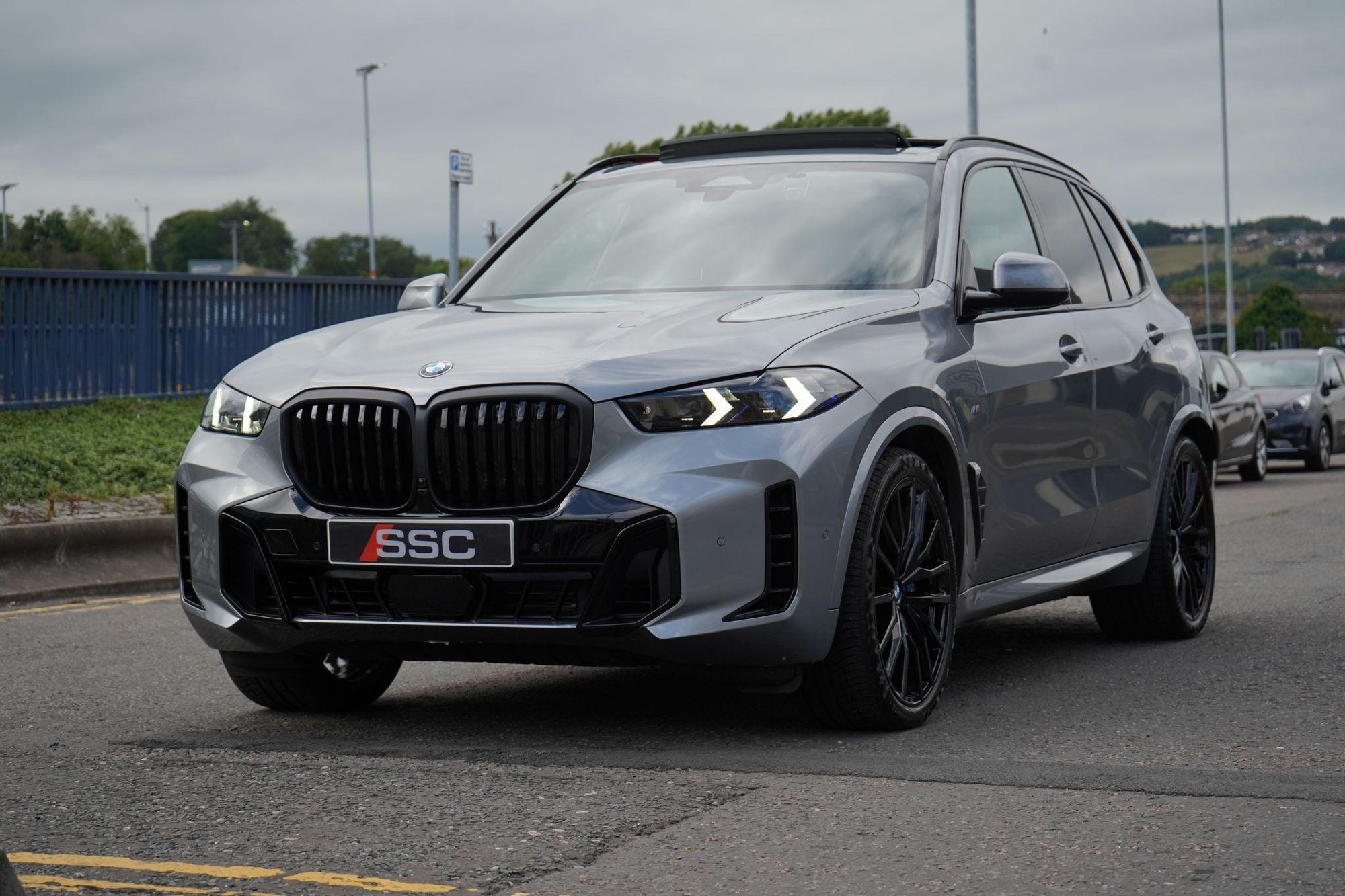 BMW X5 DIESEL ESTATE xDrive30d MHT M Sport 5dr Auto for sale UK - Slide 6