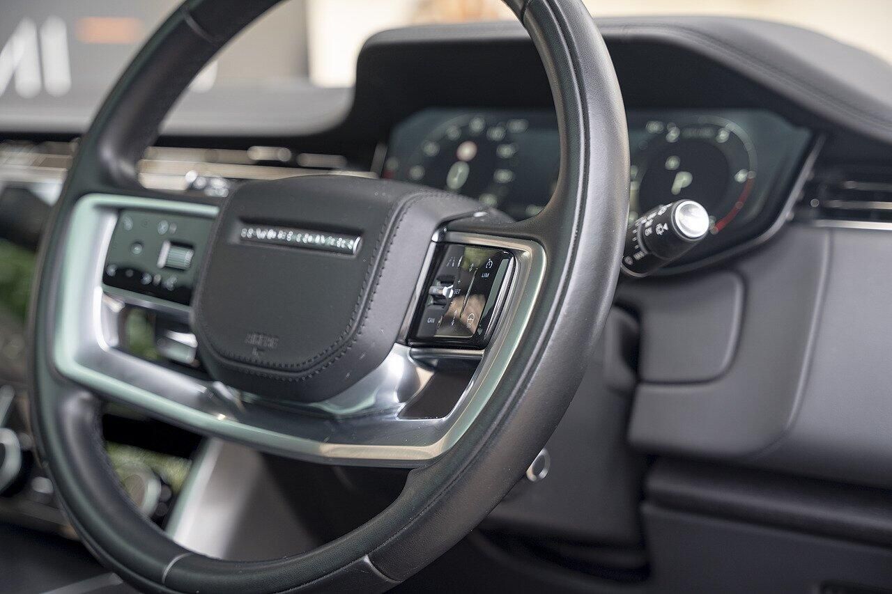 LAND ROVER RANGE ROVER DIESEL ESTATE 3.0 D350 Autobiography 4dr Auto for sale UK - Slide 9