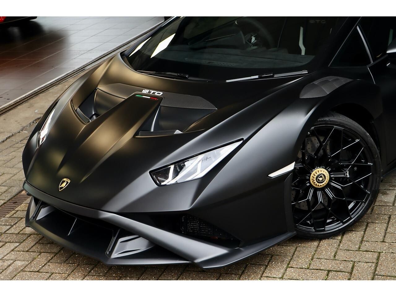 LAMBORGHINI HURACAN EVO COUPE 5.2 V10 640 STO 2dr Auto for sale UK - Slide 4