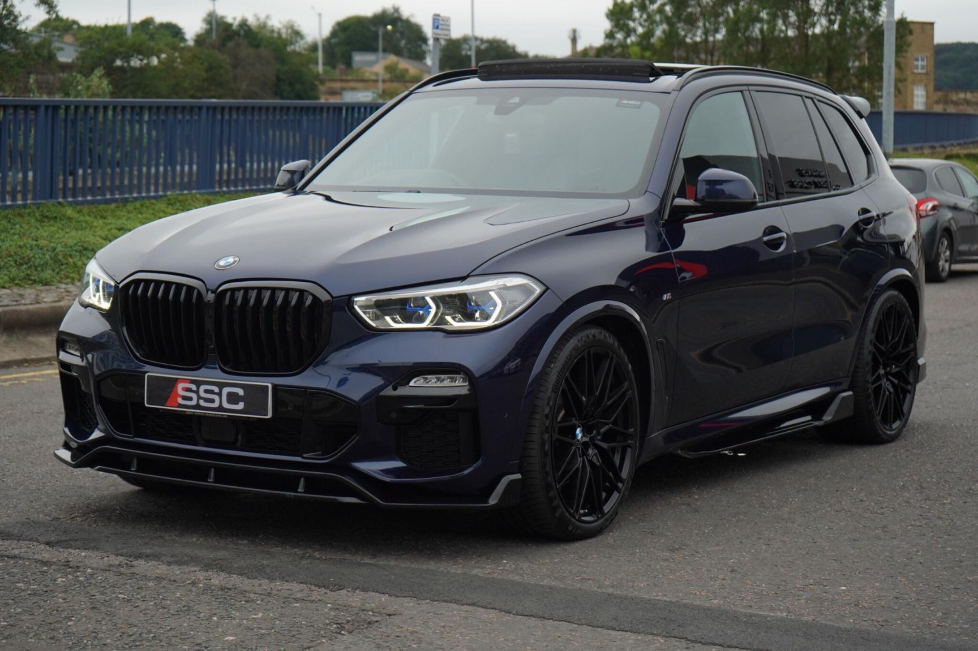 BMW X5 DIESEL ESTATE xDrive30d MHT M Sport 5dr Auto for sale UK - Slide 6