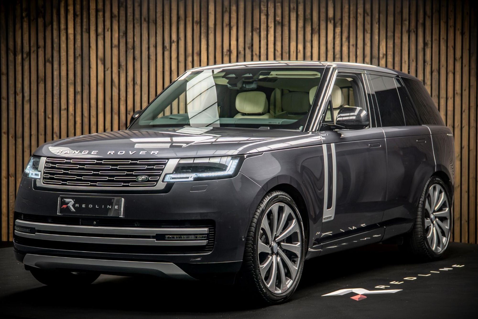 LAND ROVER RANGE ROVER ESTATE 4.4 P530 V8 Autobiography 4dr Auto for sale UK - Slide 8