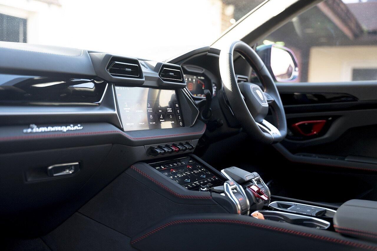 LAMBORGHINI URUS ESTATE 4.0T 25.9kWh Plug-in Hybrid FSI V8 5dr Auto for sale UK - Slide 9