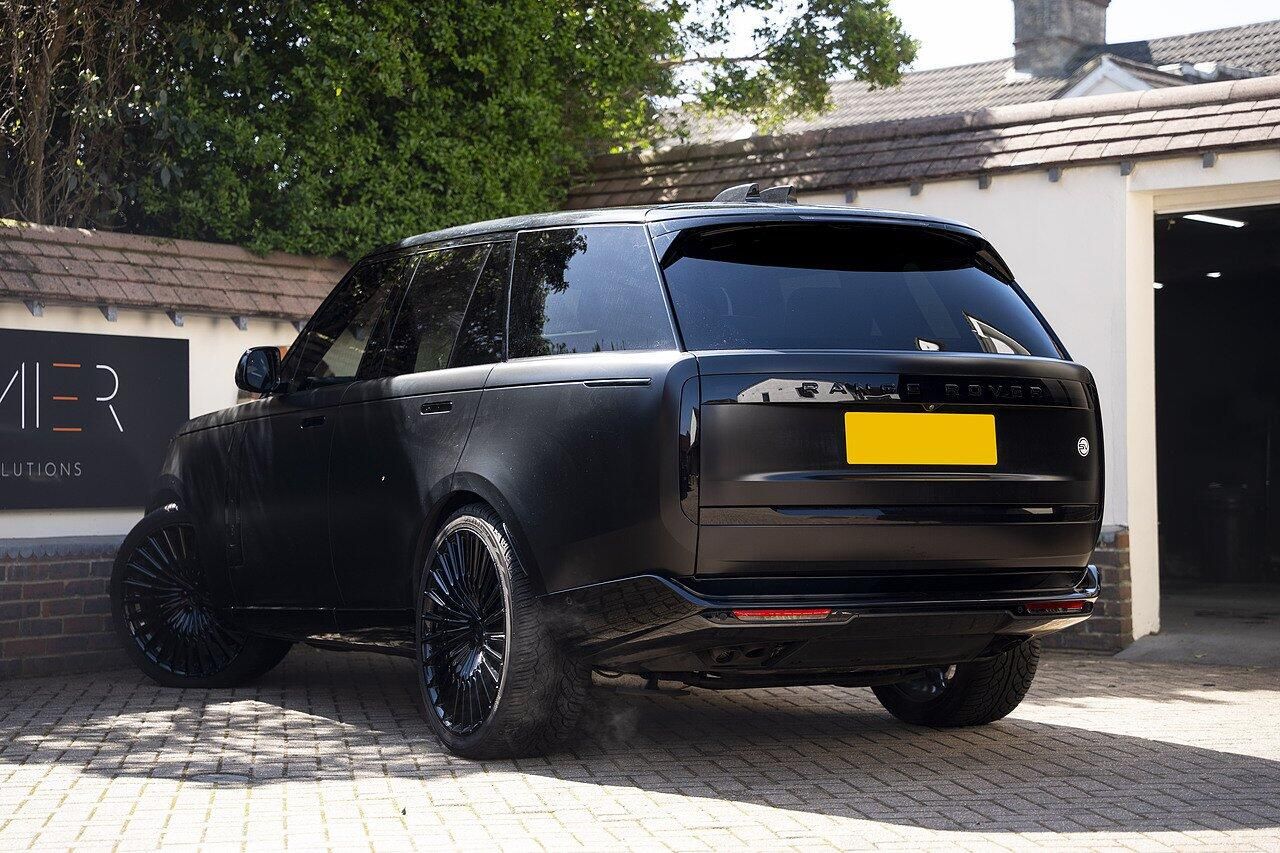 LAND ROVER RANGE ROVER ESTATE 4.4 P615 V8 SV 4dr Auto for sale UK - Slide 6