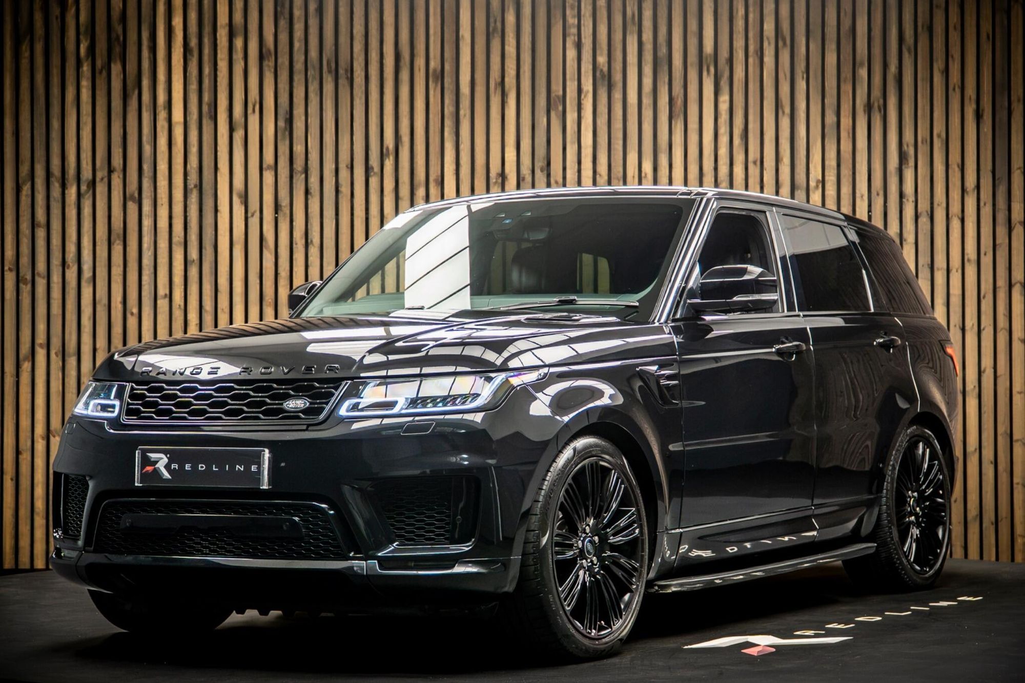 LAND ROVER RANGE ROVER SPORT DIESEL ESTATE 3.0 D300 HSE Dynamic Black 5dr Auto for sale UK - Slide 8