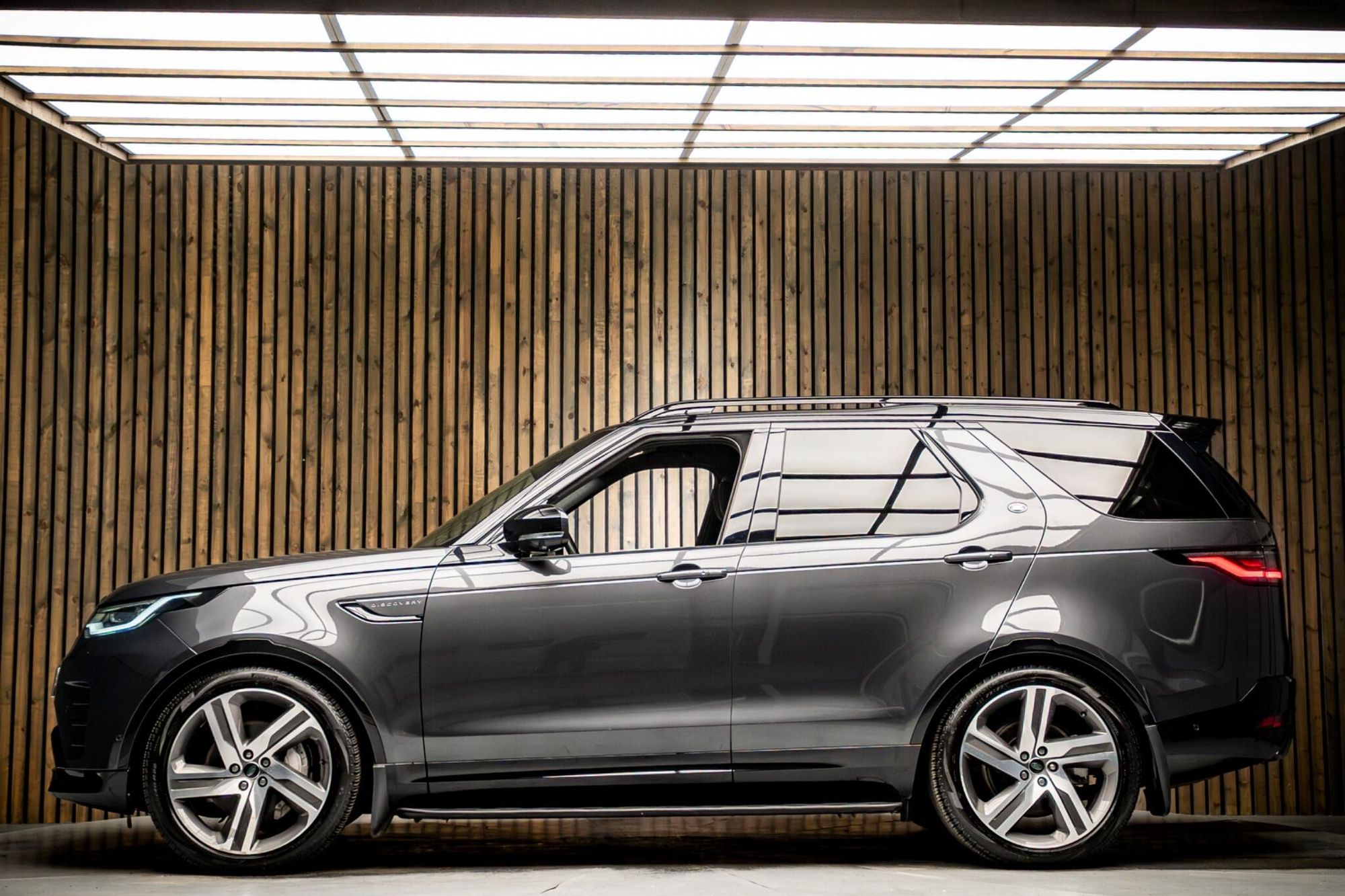 LAND ROVER DISCOVERY DIESEL SW 3.0 D300 R-Dynamic HSE 5dr Auto for sale UK - Slide 7