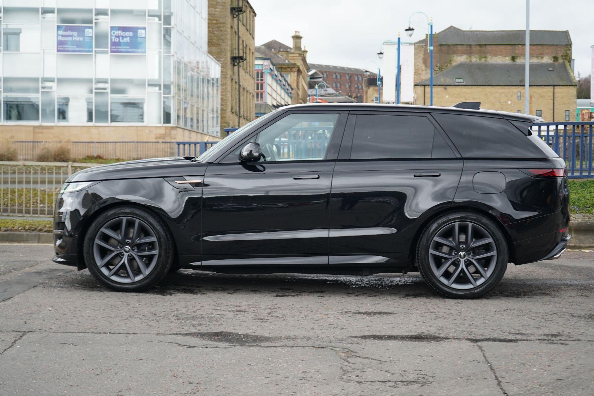 LAND ROVER RANGE ROVER SPORT ESTATE 3.0 P440e Dynamic SE 5dr Auto for sale UK - Slide 8