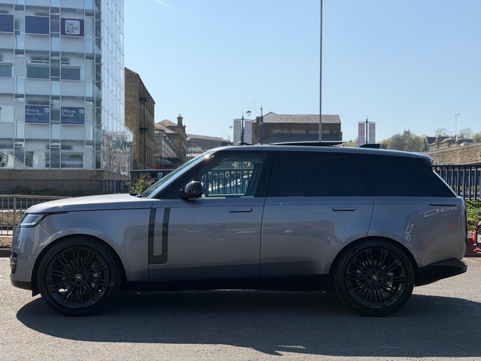 LAND ROVER RANGE ROVER DIESEL ESTATE 3.0 D300 HSE 4dr Auto for sale UK - Slide 7