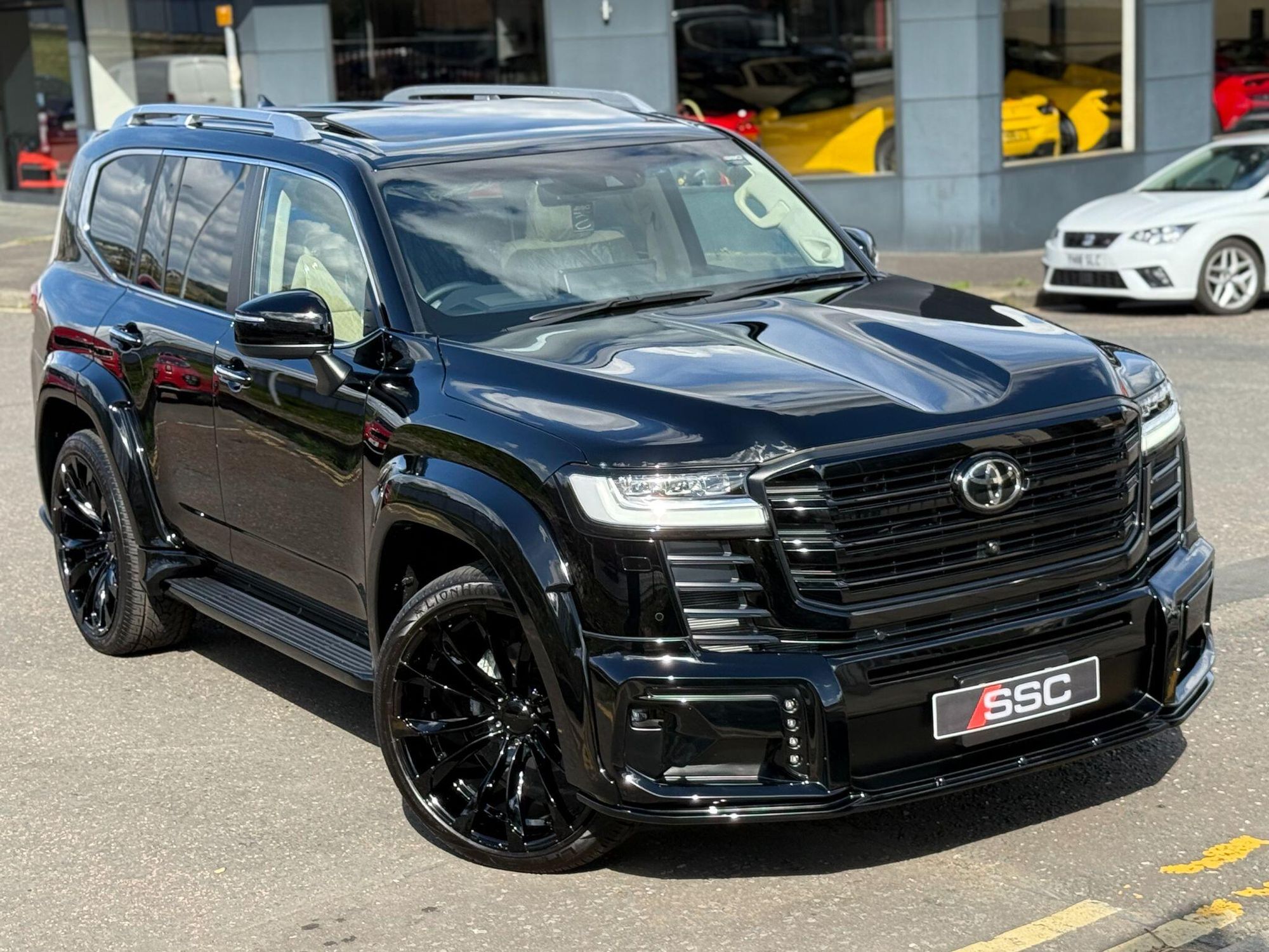 TOYOTA LAND CRUISER SW 4.0 V6 VVTi Invincible 5dr Auto for sale UK - Slide 4