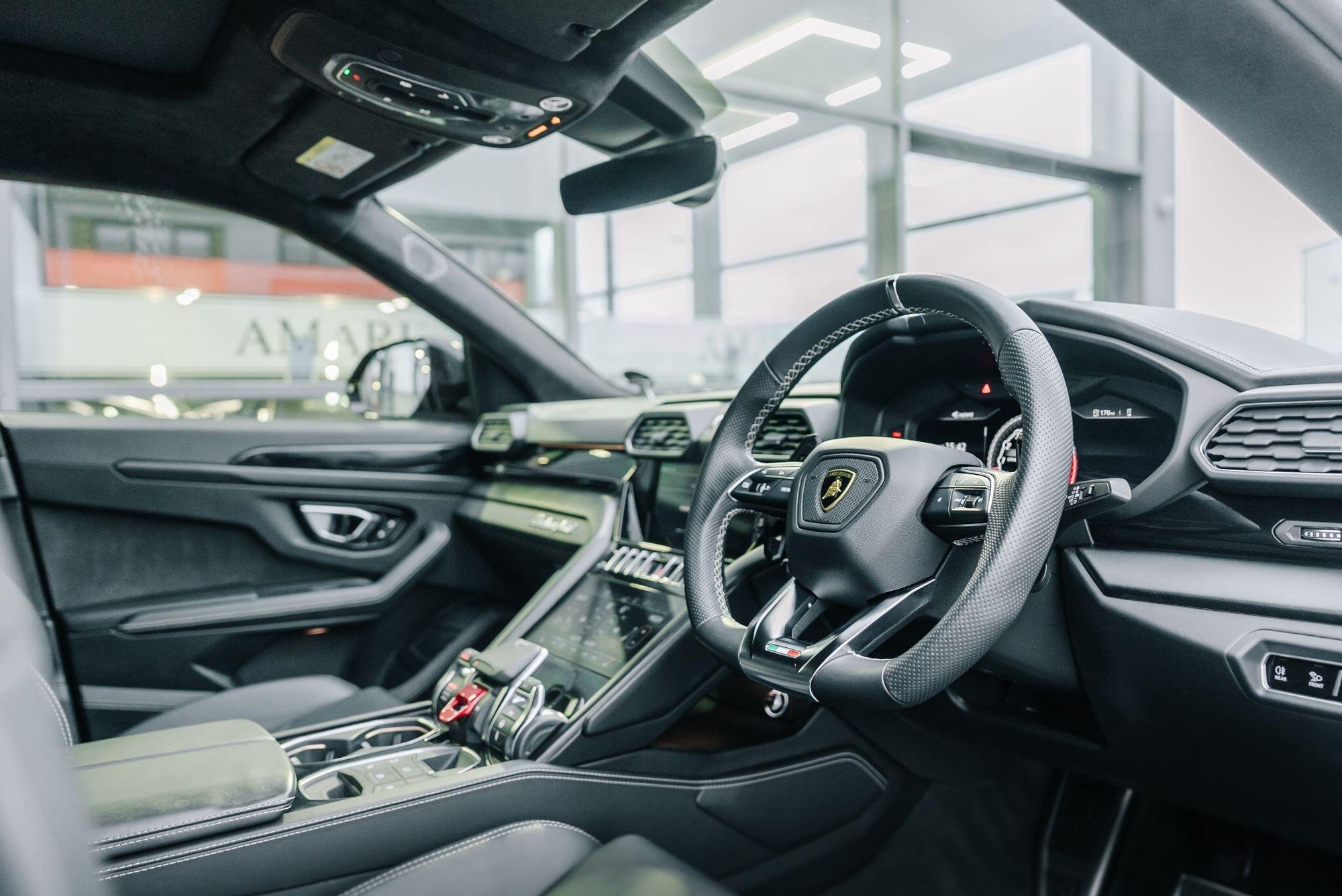 LAMBORGHINI URUS ESTATE 4.0T FSI V8 5dr Auto for sale UK - Slide 3