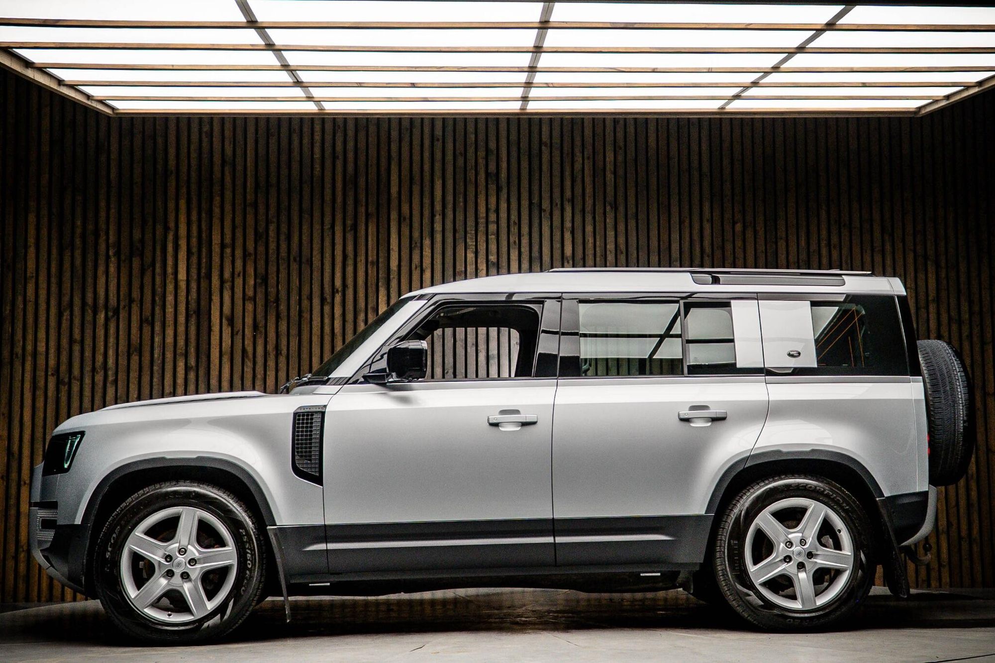 LAND ROVER DEFENDER DIESEL ESTATE 3.0 D200 SE 110 5dr Auto for sale UK - Slide 7