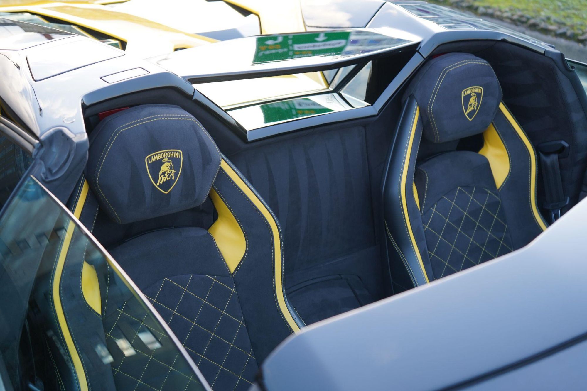 LAMBORGHINI AVENTADOR ROADSTER LP 740-4 S 2dr ISR for sale UK - Slide 3