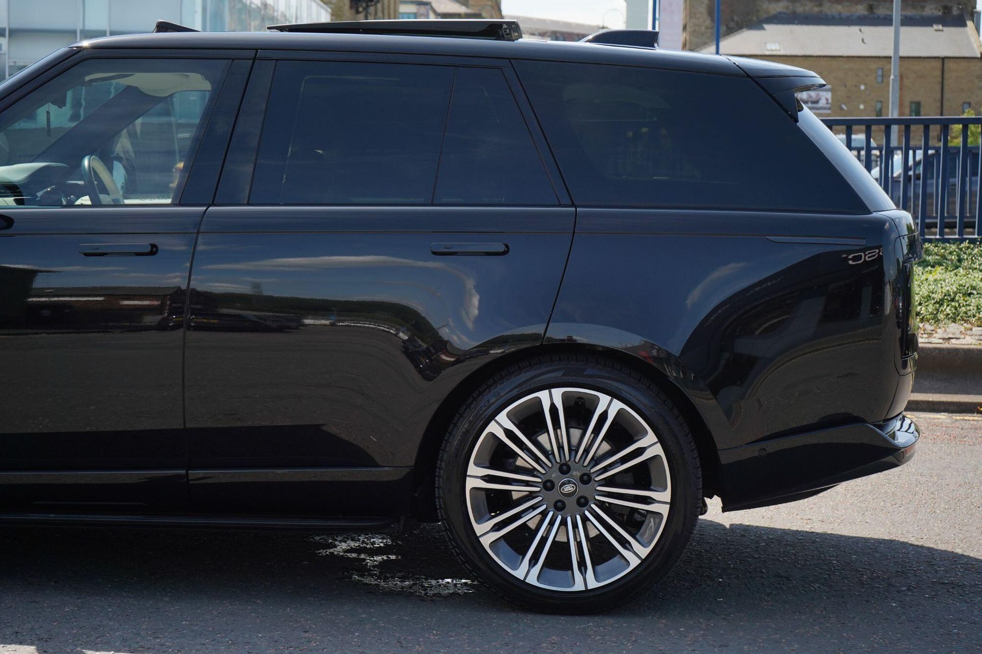 LAND ROVER RANGE ROVER DIESEL ESTATE 3.0 D350 Autobiography 4dr Auto for sale UK - Slide 10