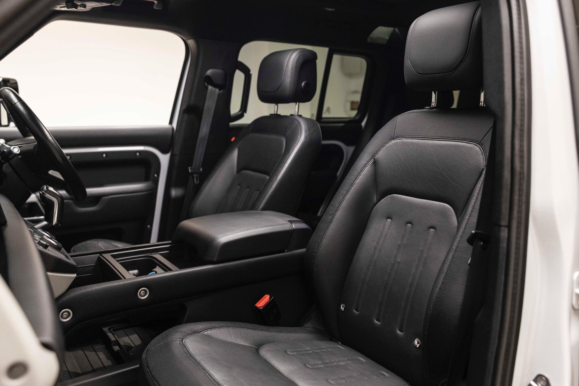 LAND ROVER DEFENDER DIESEL ESTATE 3.0 D250 X-Dynamic HSE 110 5dr Auto for sale UK - Slide 3