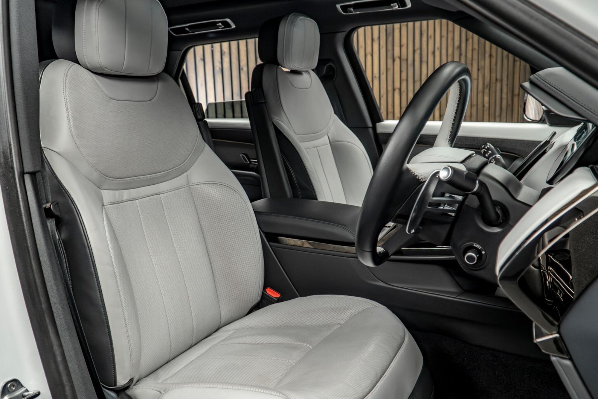 LAND ROVER RANGE ROVER SPORT DIESEL ESTATE 3.0 D300 Dynamic SE 5dr Auto for sale UK - Slide 2