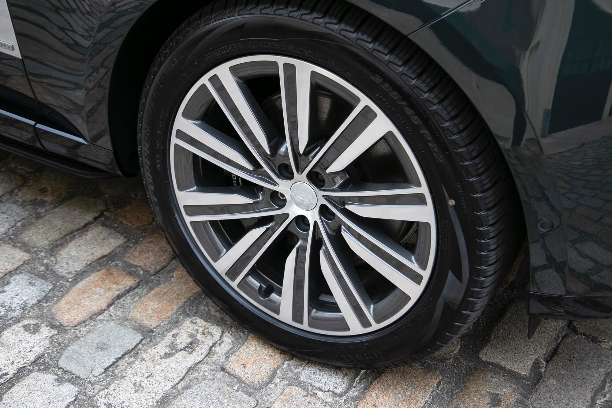 LAND ROVER RANGE ROVER ESTATE 4.4 P530 V8 Autobiography LWB 4dr Auto for sale UK - Slide 3