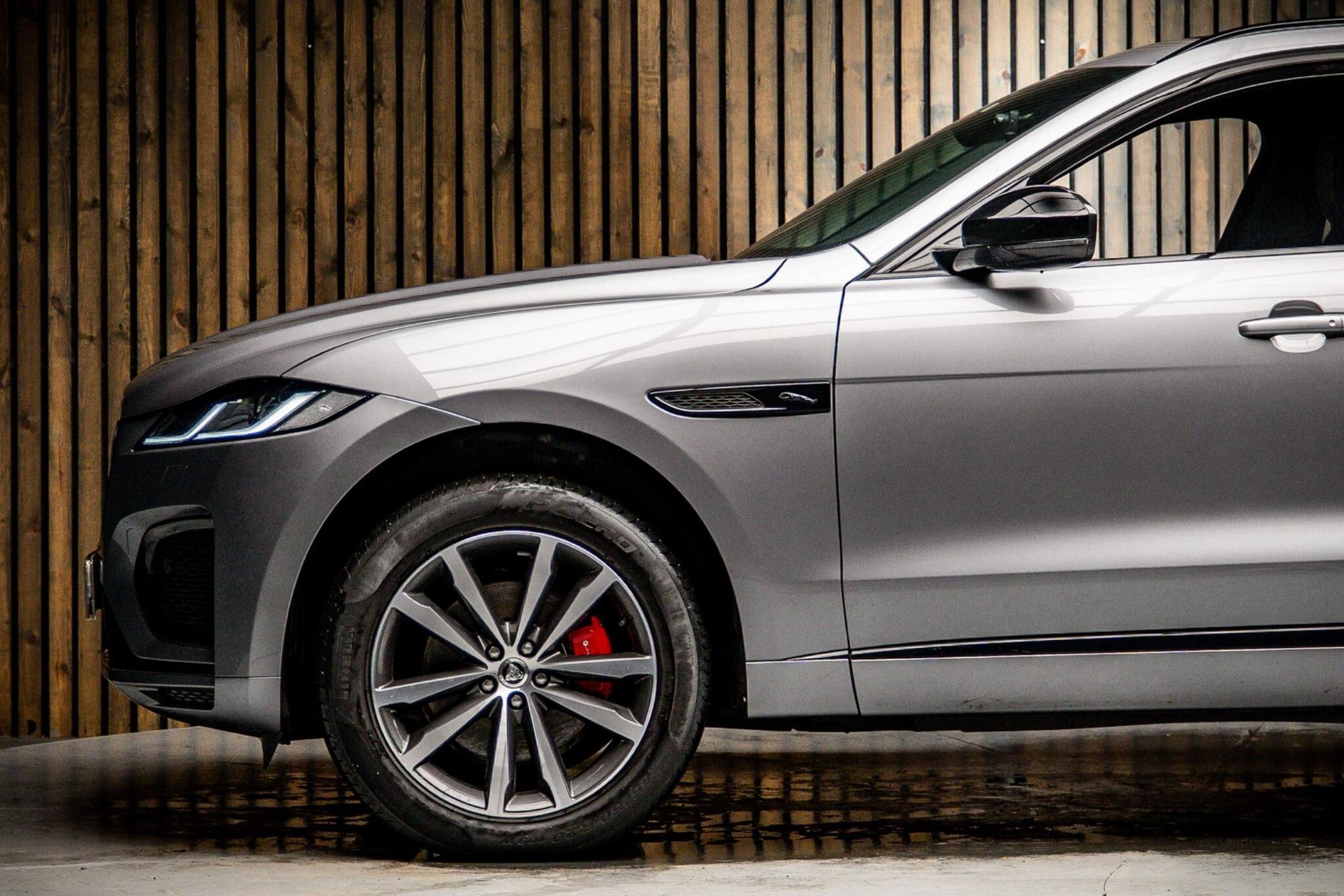 JAGUAR F-PACE DIESEL ESTATE 2.0 D200 R-Dynamic SE Black 5dr Auto AWD for sale UK - Slide 9