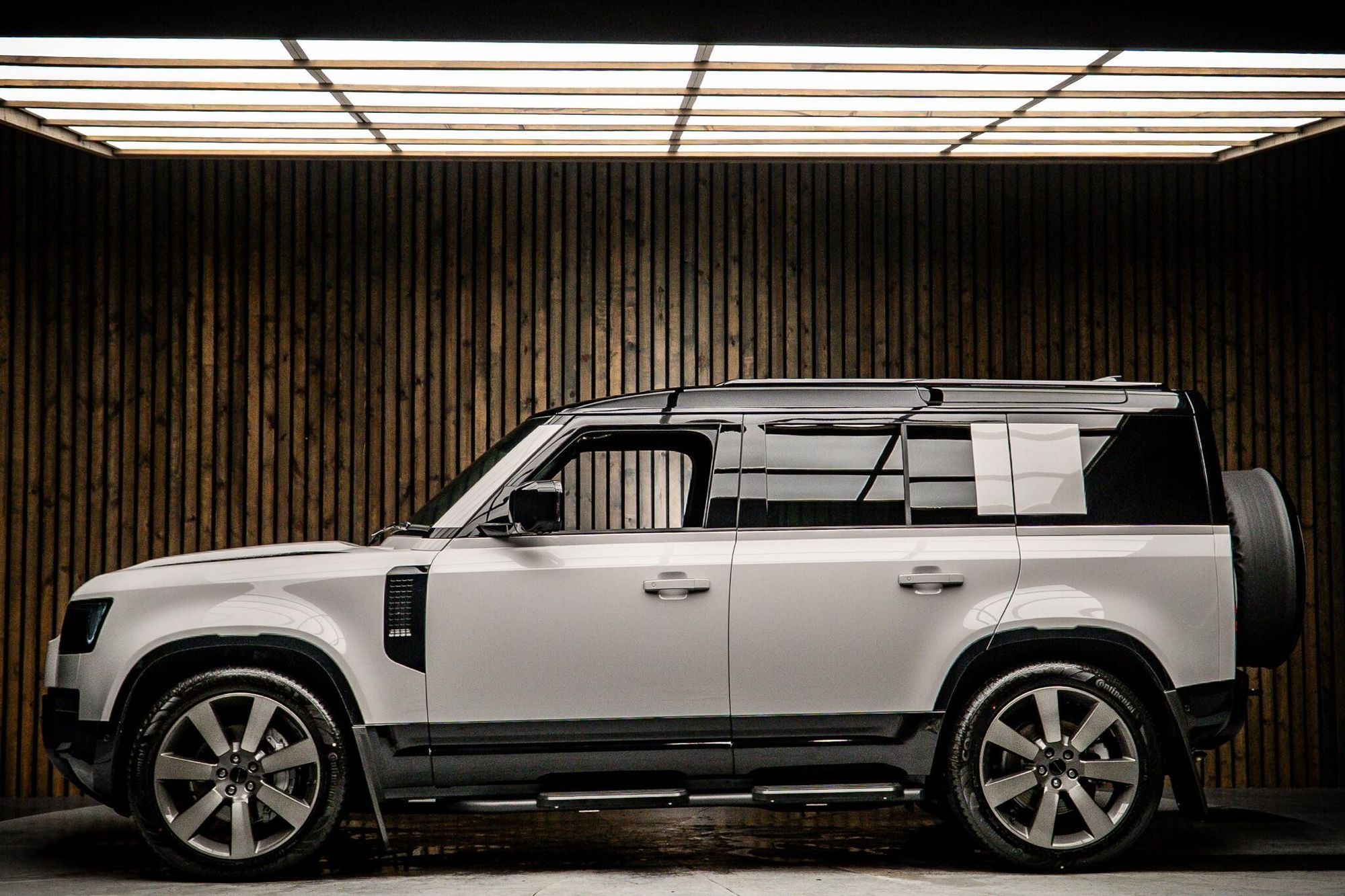 LAND ROVER DEFENDER DIESEL ESTATE 3.0 D350 X-Dynamic HSE 110 5dr Auto for sale UK - Slide 7