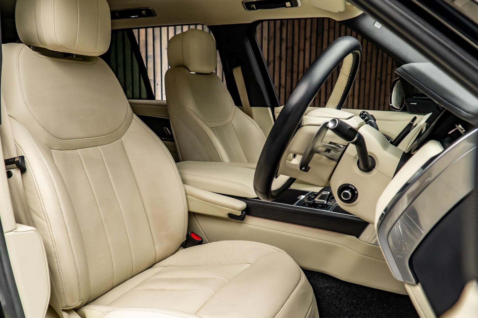 LAND ROVER RANGE ROVER ESTATE 3.0 P440e HSE 4dr Auto for sale UK - Slide 2