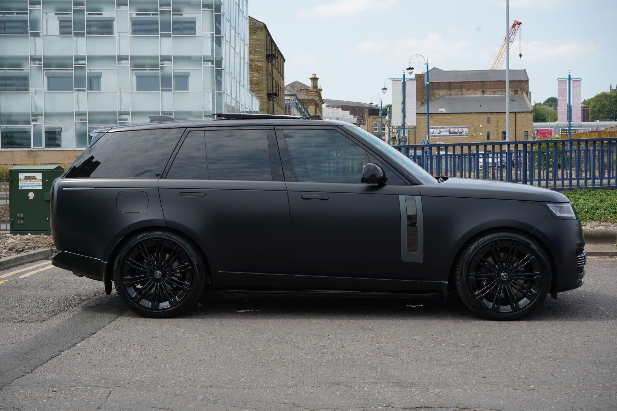 LAND ROVER RANGE ROVER ESTATE 4.4 P615 V8 SV 4dr Auto for sale UK - Slide 6