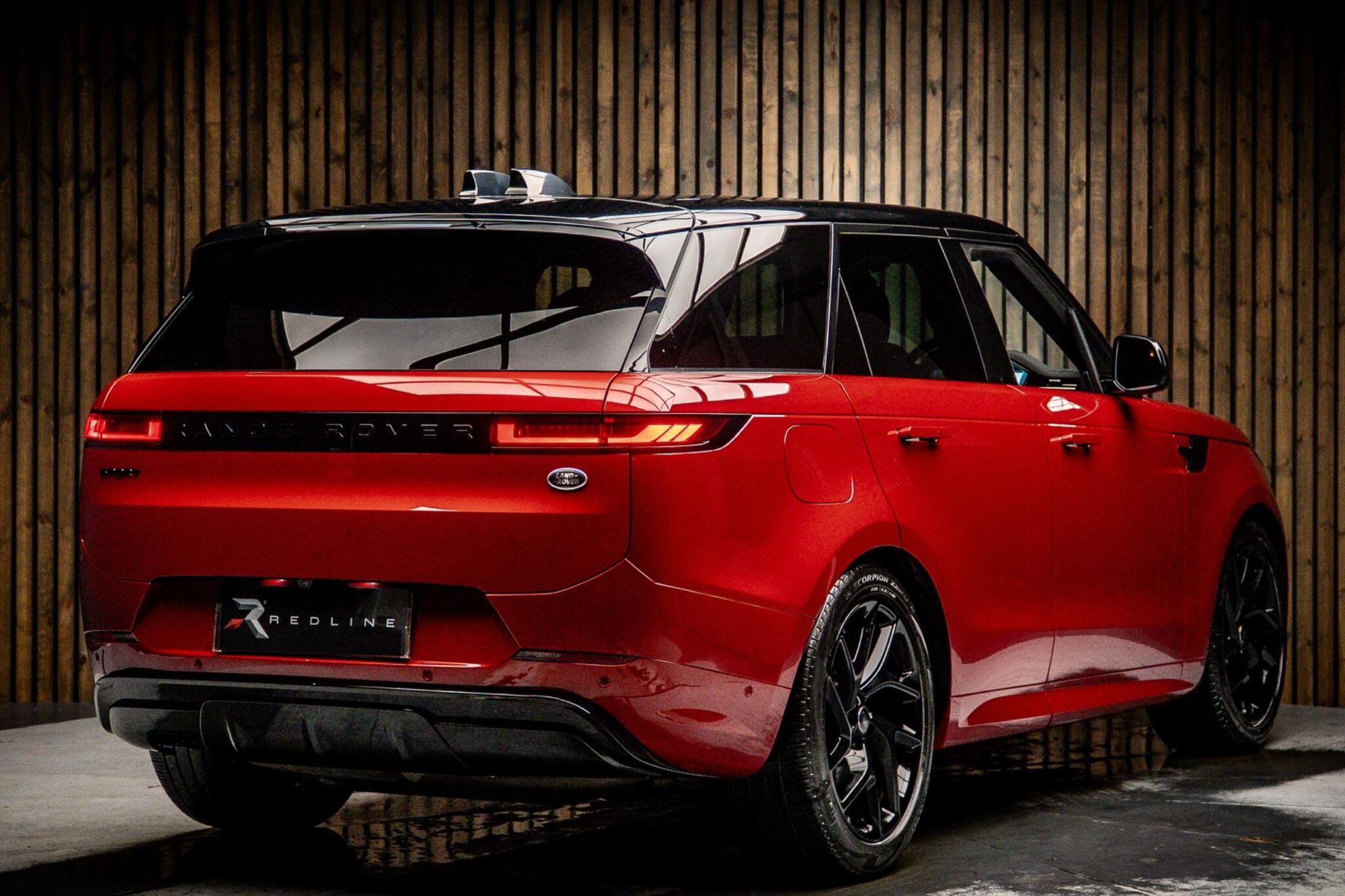 LAND ROVER RANGE ROVER SPORT DIESEL ESTATE 3.0 D300 Dynamic SE 5dr Auto for sale UK - Slide 4