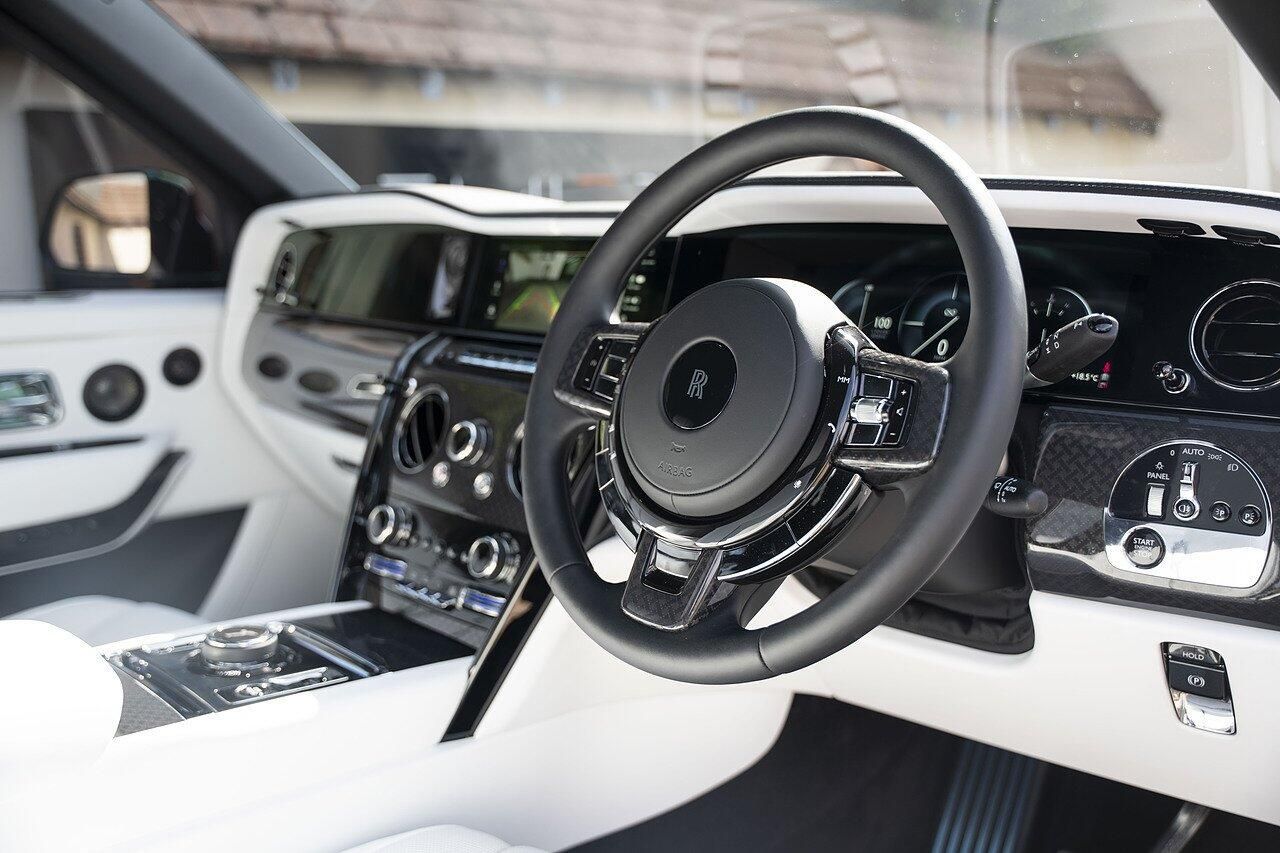 ROLLS-ROYCE CULLINAN ESTATE II Black Badge 5dr Auto for sale UK - Slide 9