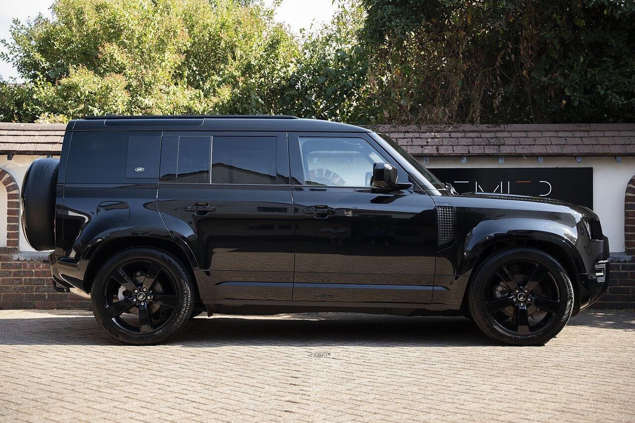 LAND ROVER DEFENDER DIESEL ESTATE 3.0 D250 X-Dynamic SE 110 5dr Auto for sale UK - Slide 3