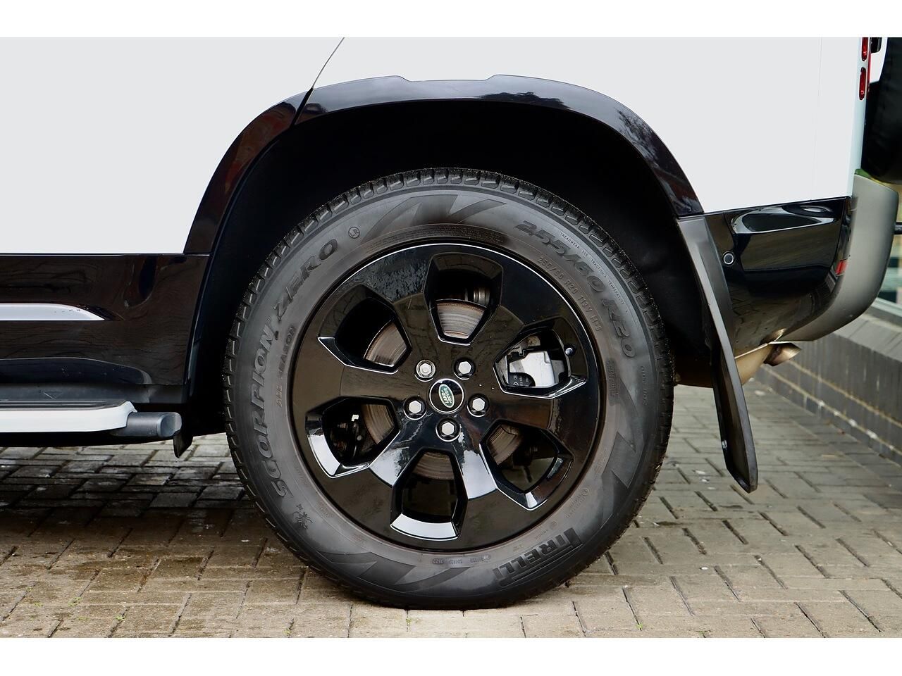 LAND ROVER DEFENDER DIESEL ESTATE 3.0 D250 X-Dynamic SE 110 5dr Auto for sale UK - Slide 8