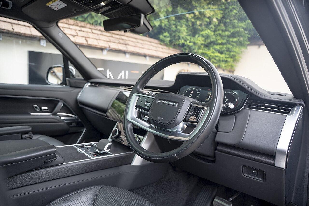 LAND ROVER RANGE ROVER DIESEL ESTATE 3.0 D350 Autobiography 4dr Auto for sale UK - Slide 8