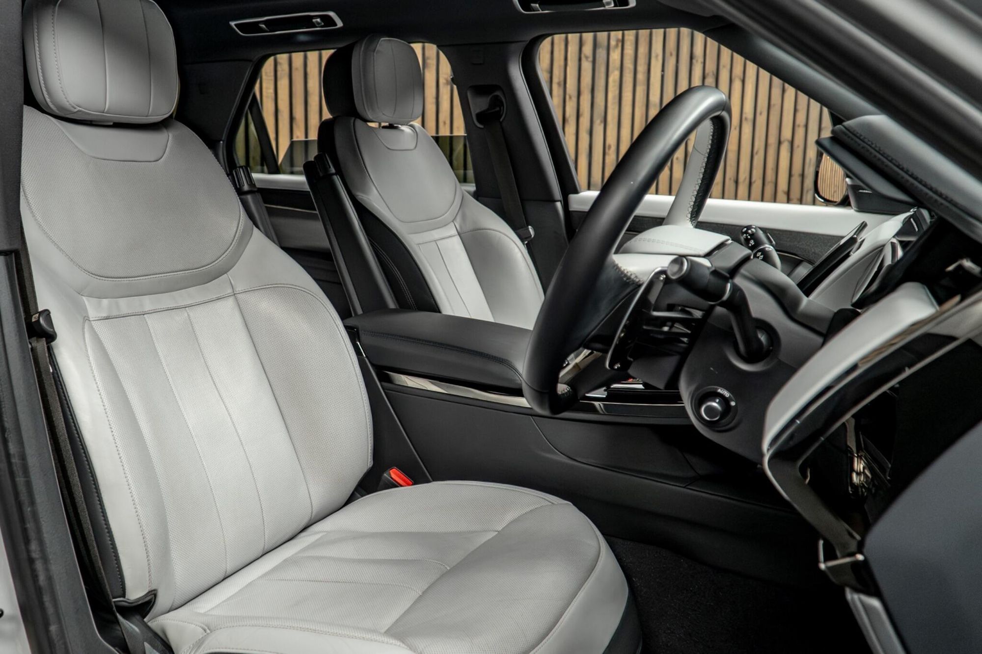 LAND ROVER RANGE ROVER SPORT DIESEL ESTATE 3.0 D300 Dynamic SE 5dr Auto for sale UK - Slide 2
