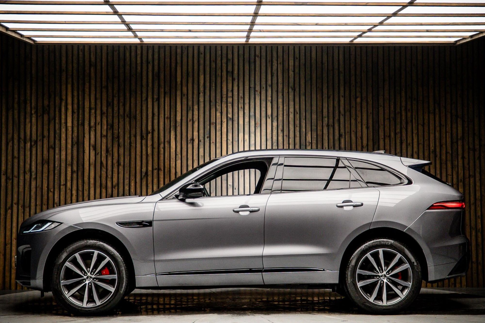 JAGUAR F-PACE DIESEL ESTATE 2.0 D200 R-Dynamic SE Black 5dr Auto AWD for sale UK - Slide 7