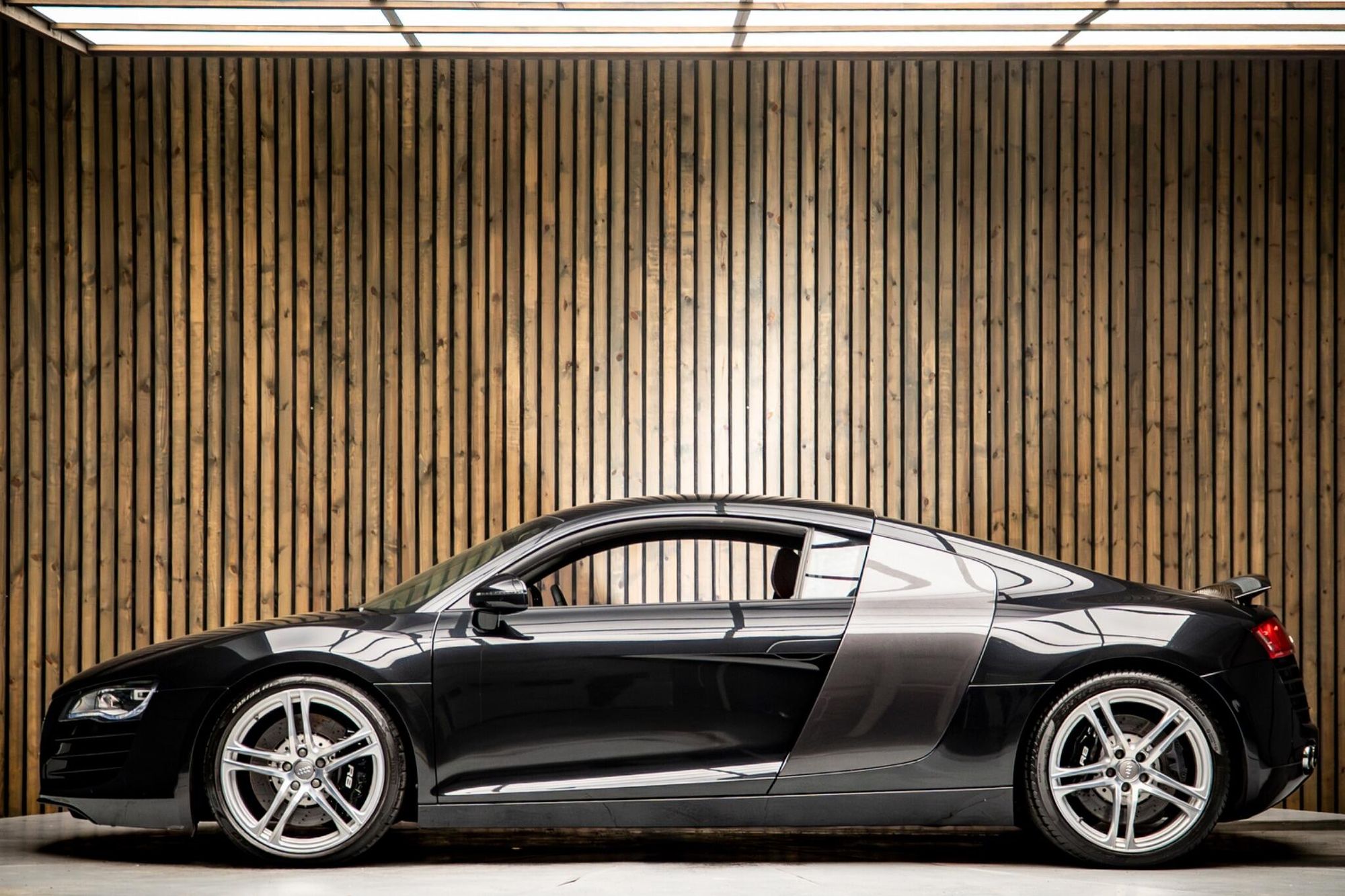 AUDI R8 COUPE 4.2 FSI Quattro 2dr for sale UK - Slide 7