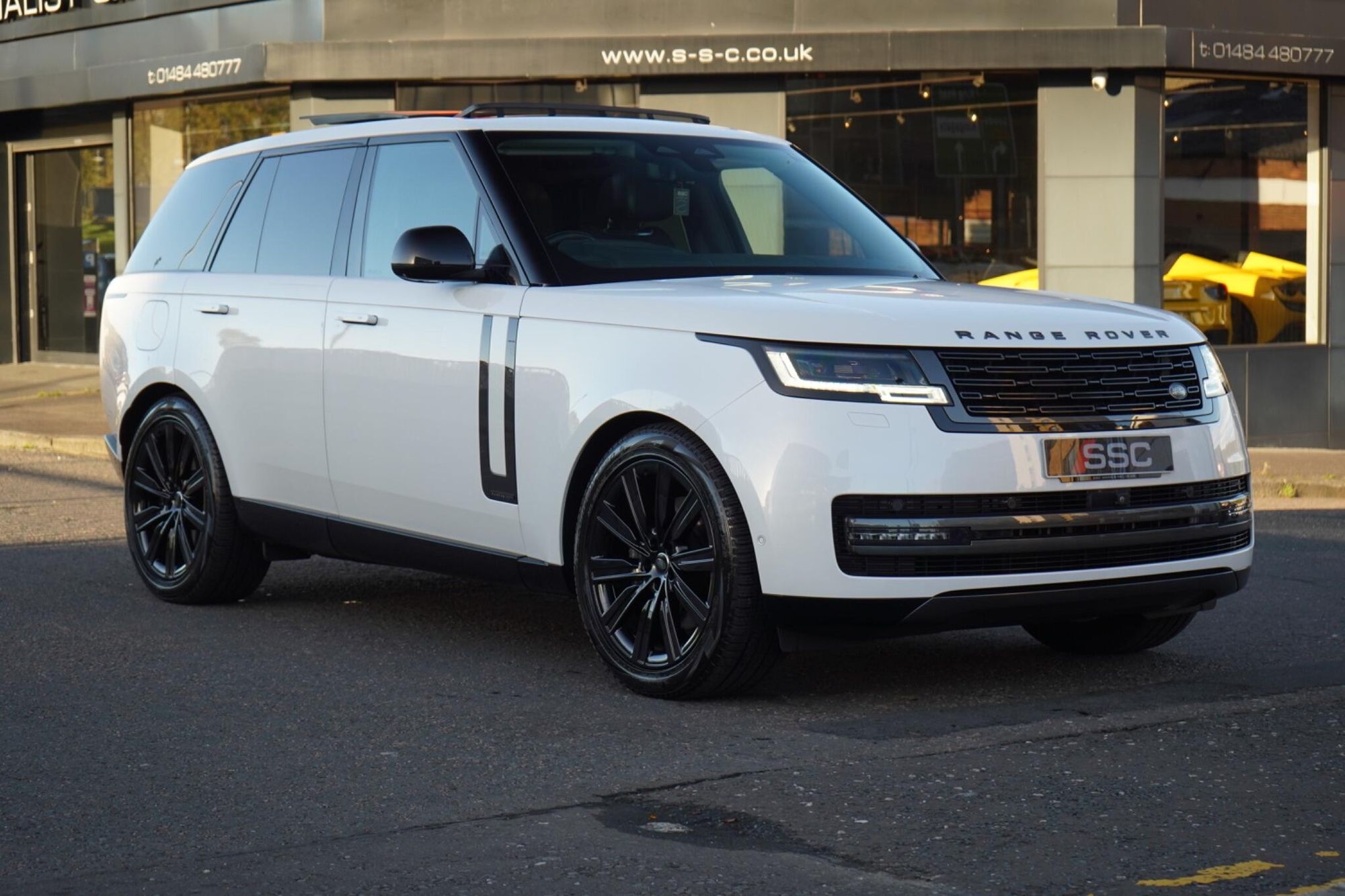 LAND ROVER RANGE ROVER ESTATE 3.0 P400 Autobiography 4dr Auto for sale UK - Slide 4