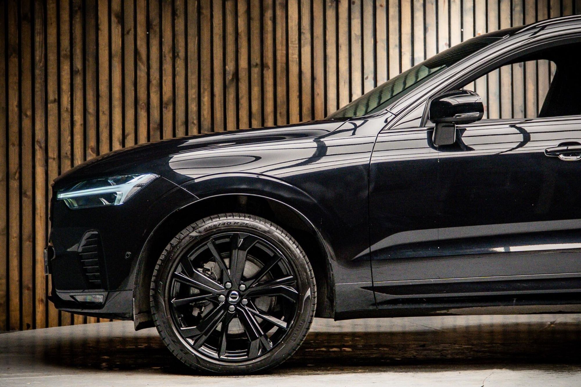 VOLVO XC60 ESTATE 2.0 B5P Plus Black Edition 5dr AWD Geartronic for sale UK - Slide 9