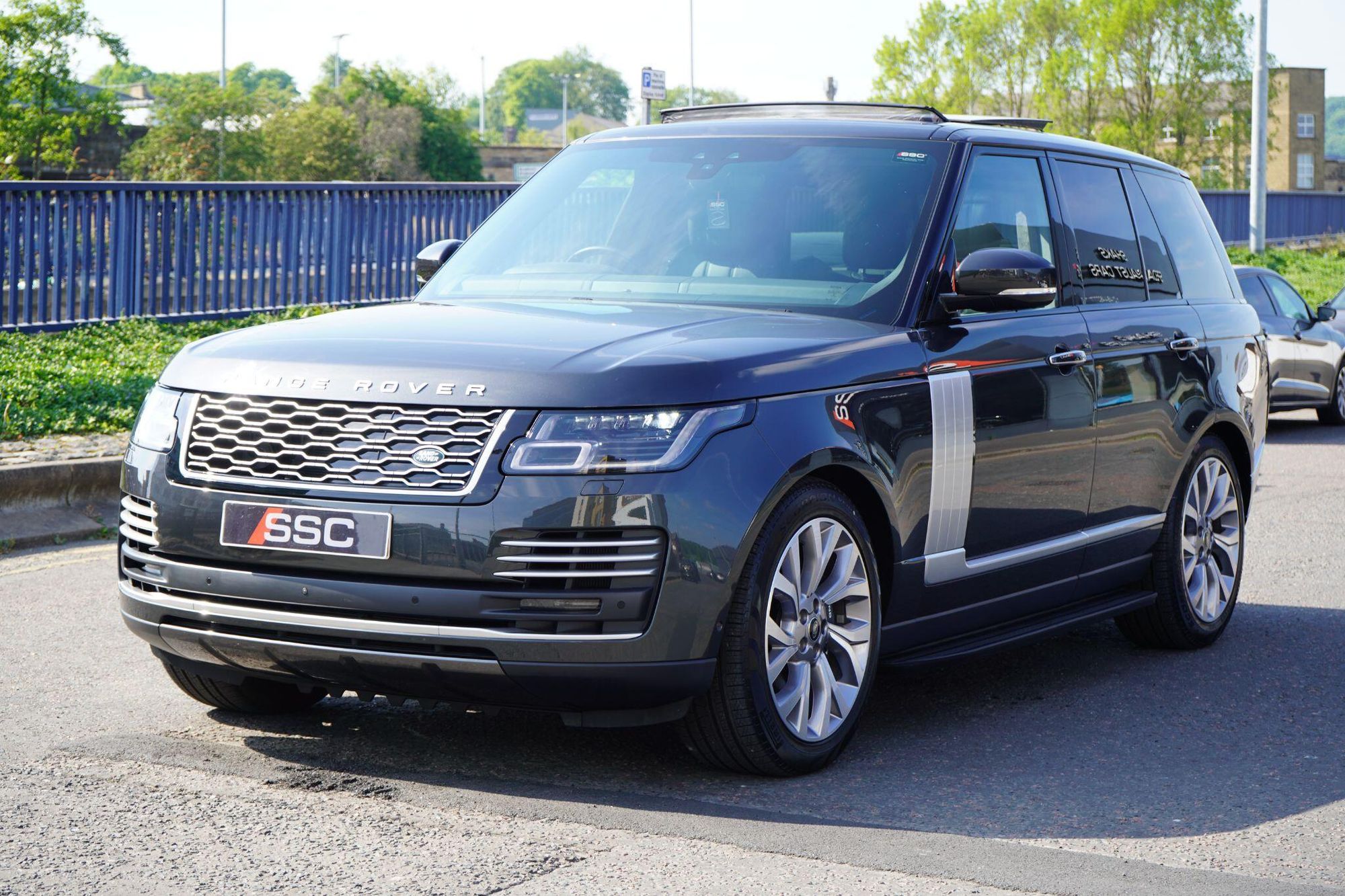 LAND ROVER RANGE ROVER ESTATE 2.0 P400e Autobiography 4dr Auto for sale UK - Slide 7