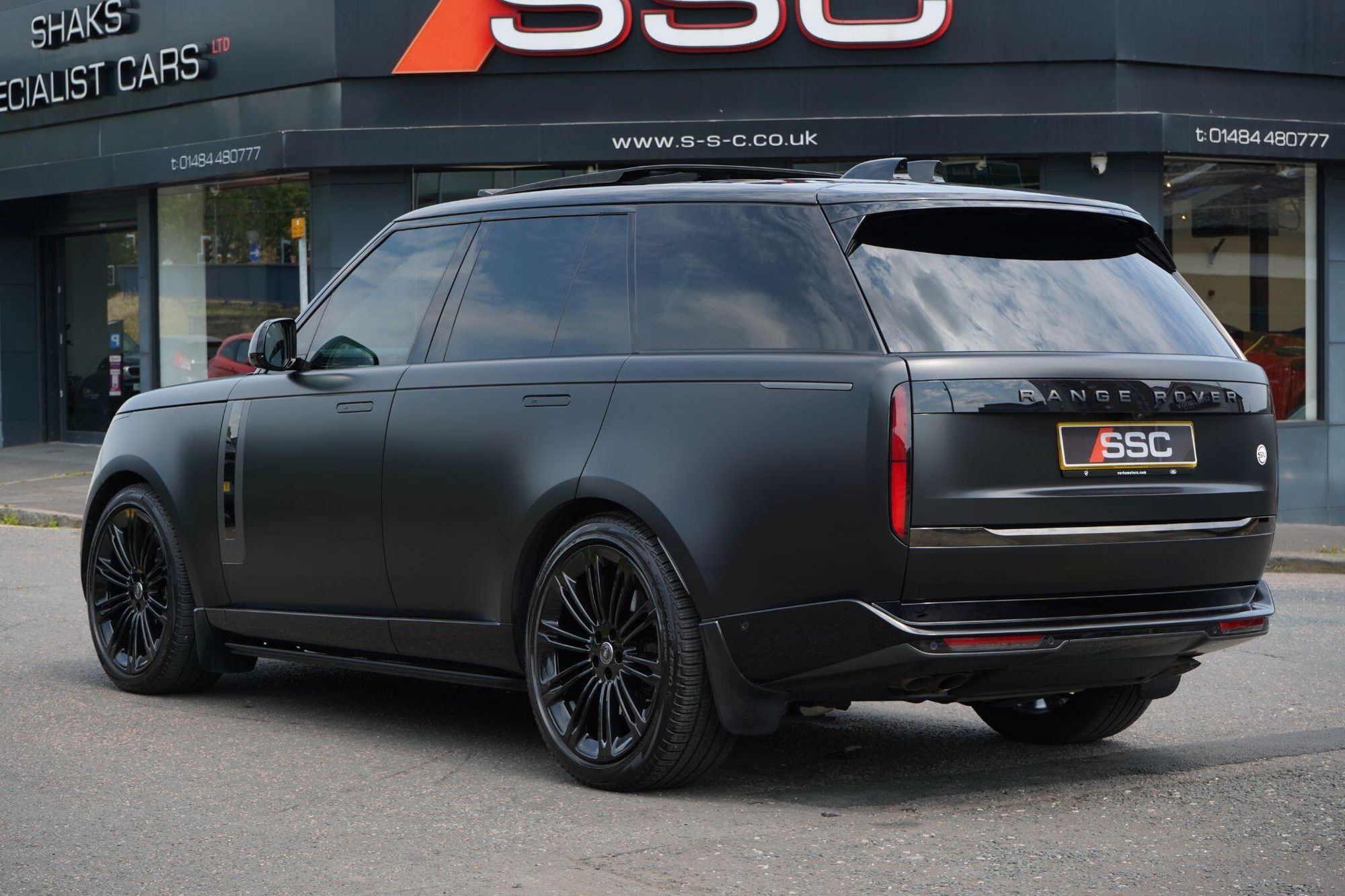 LAND ROVER RANGE ROVER ESTATE 4.4 P615 V8 SV 4dr Auto for sale UK - Slide 2