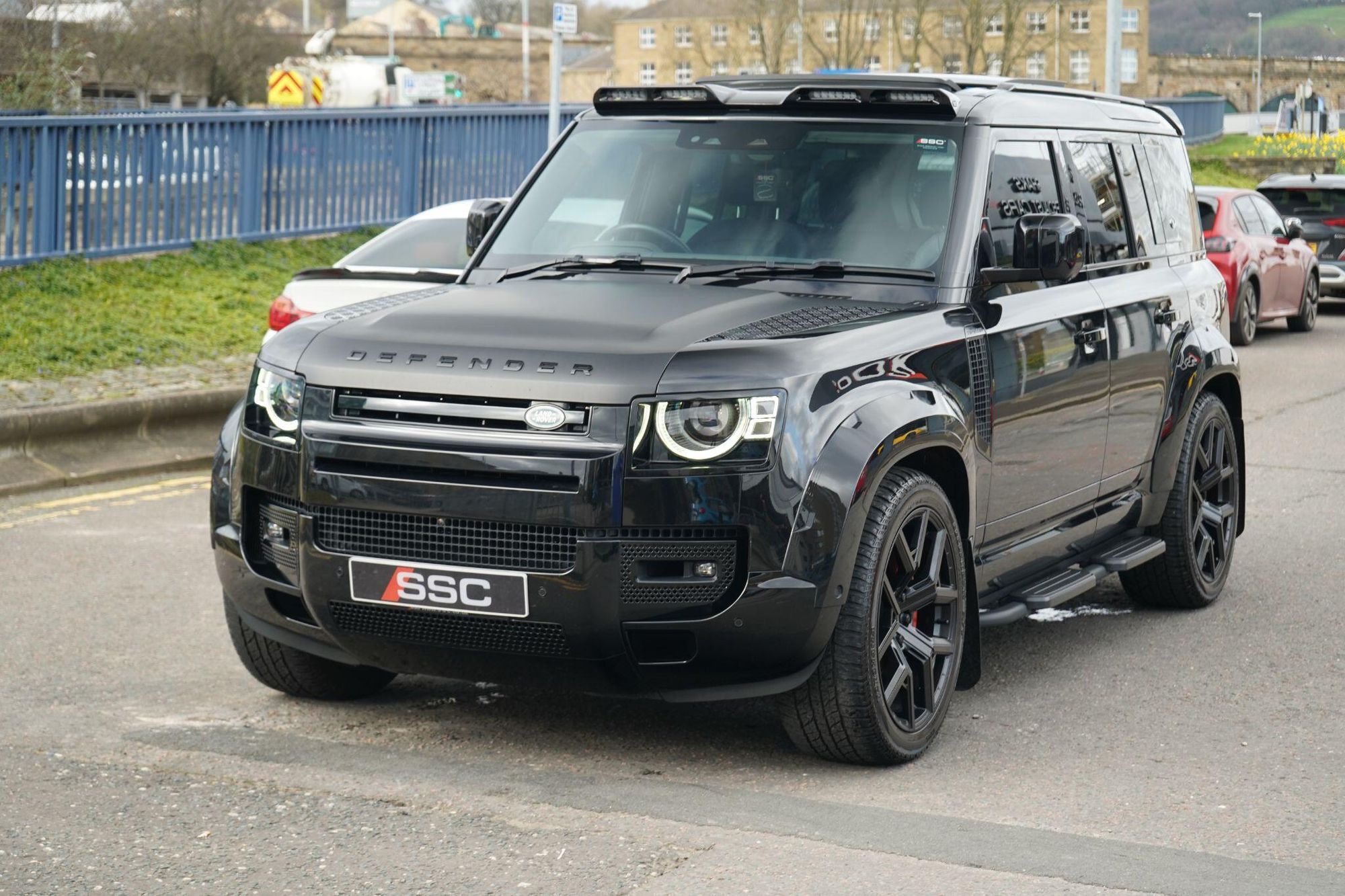 LAND ROVER DEFENDER ESTATE SPECIAL EDITIONS 3.0 P400 XS Edition 110 5dr Auto for sale UK - Slide 7