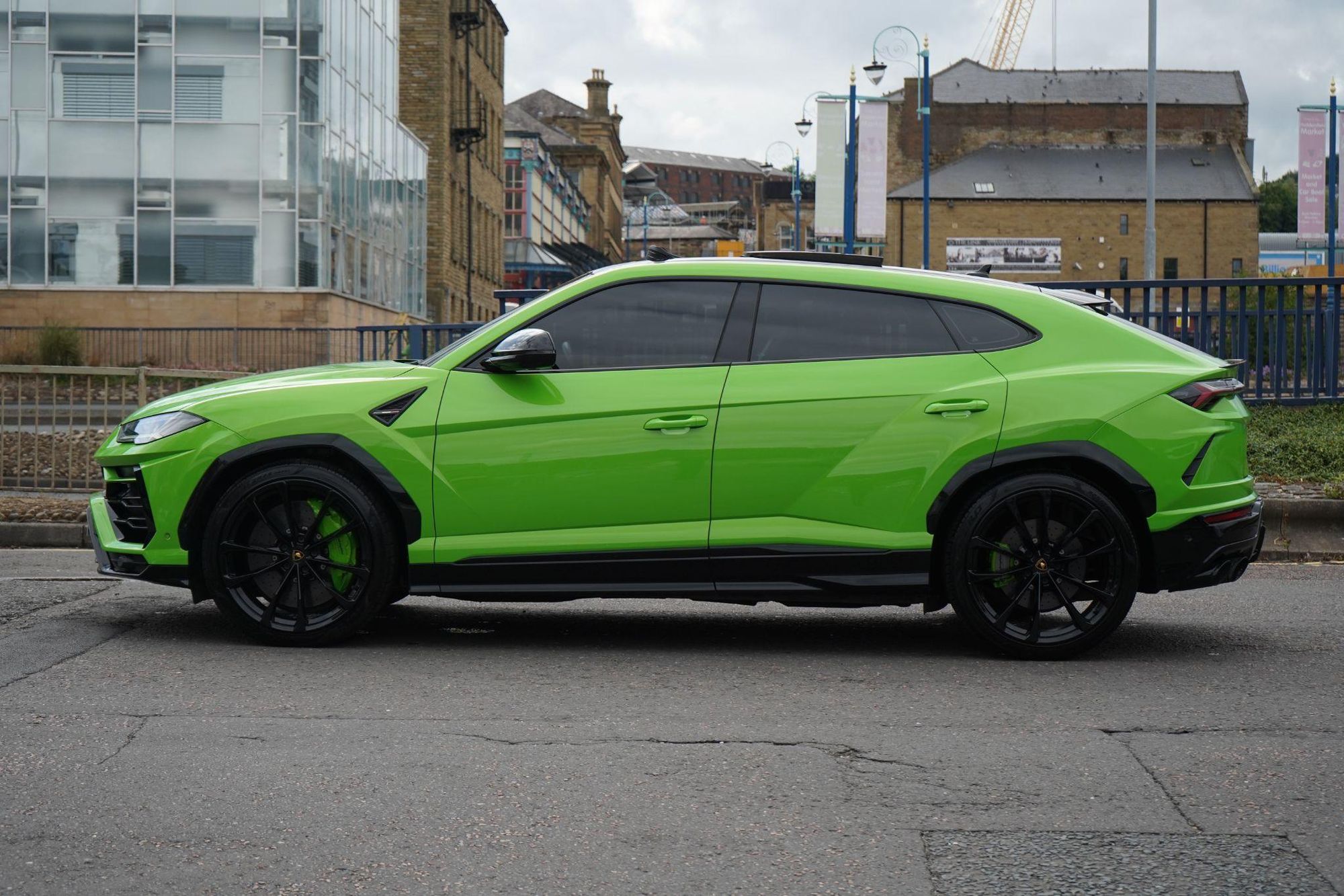 LAMBORGHINI URUS ESTATE 4.0T FSI V8 Pearl Capsule 5dr Auto for sale UK - Slide 10