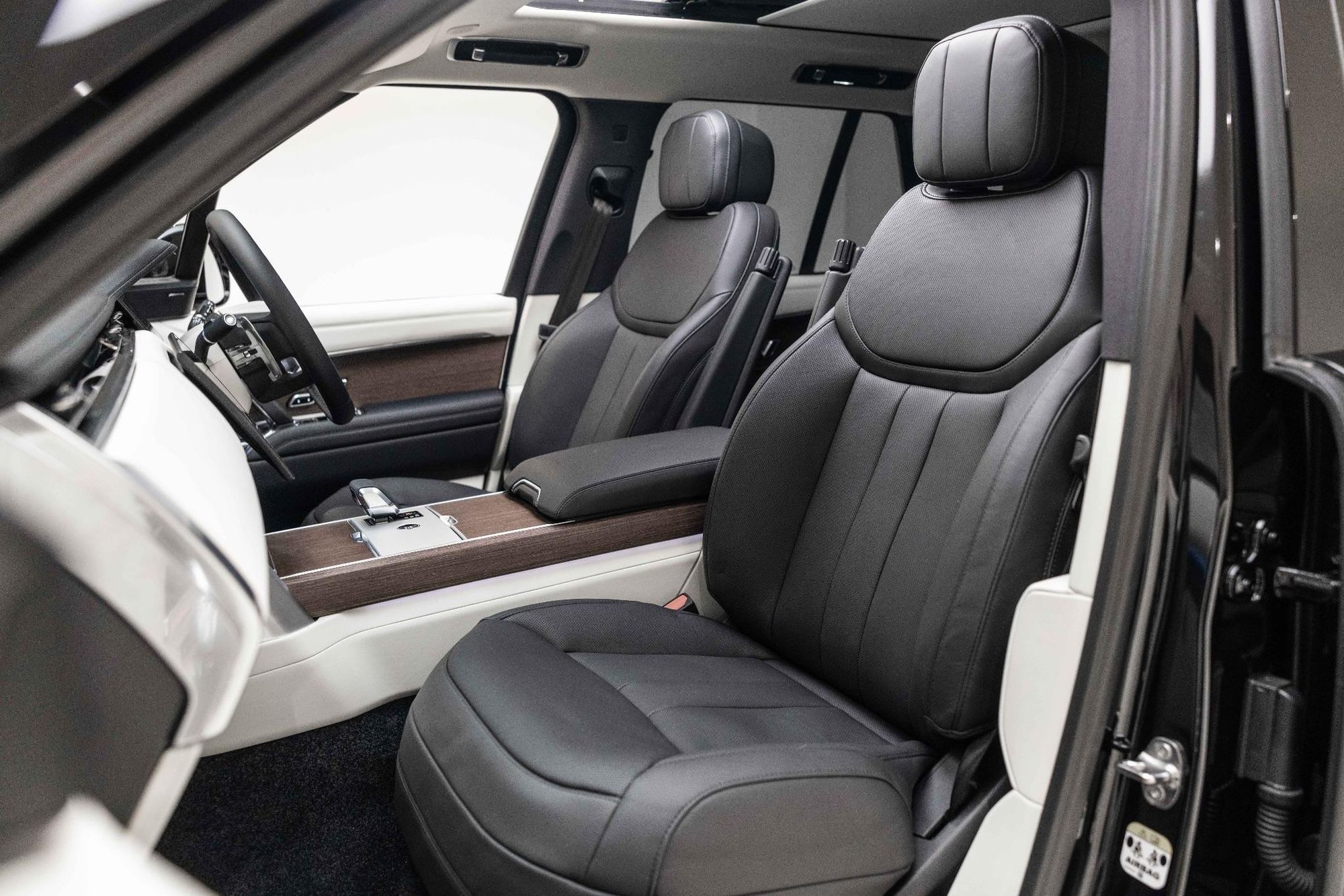 LAND ROVER RANGE ROVER DIESEL ESTATE 3.0 D300 SE 4dr Auto for sale UK - Slide 3