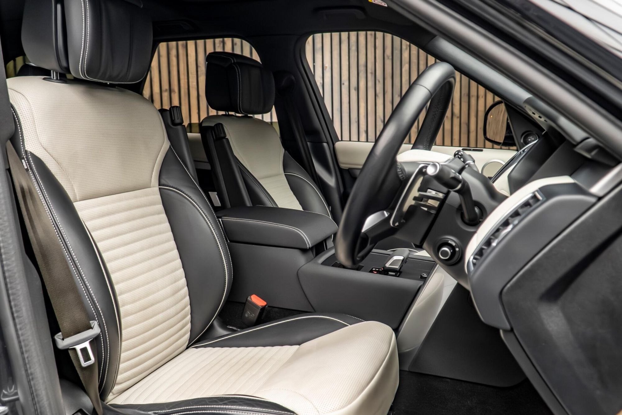 LAND ROVER DISCOVERY DIESEL SW 3.0 D300 R-Dynamic HSE 5dr Auto for sale UK - Slide 2